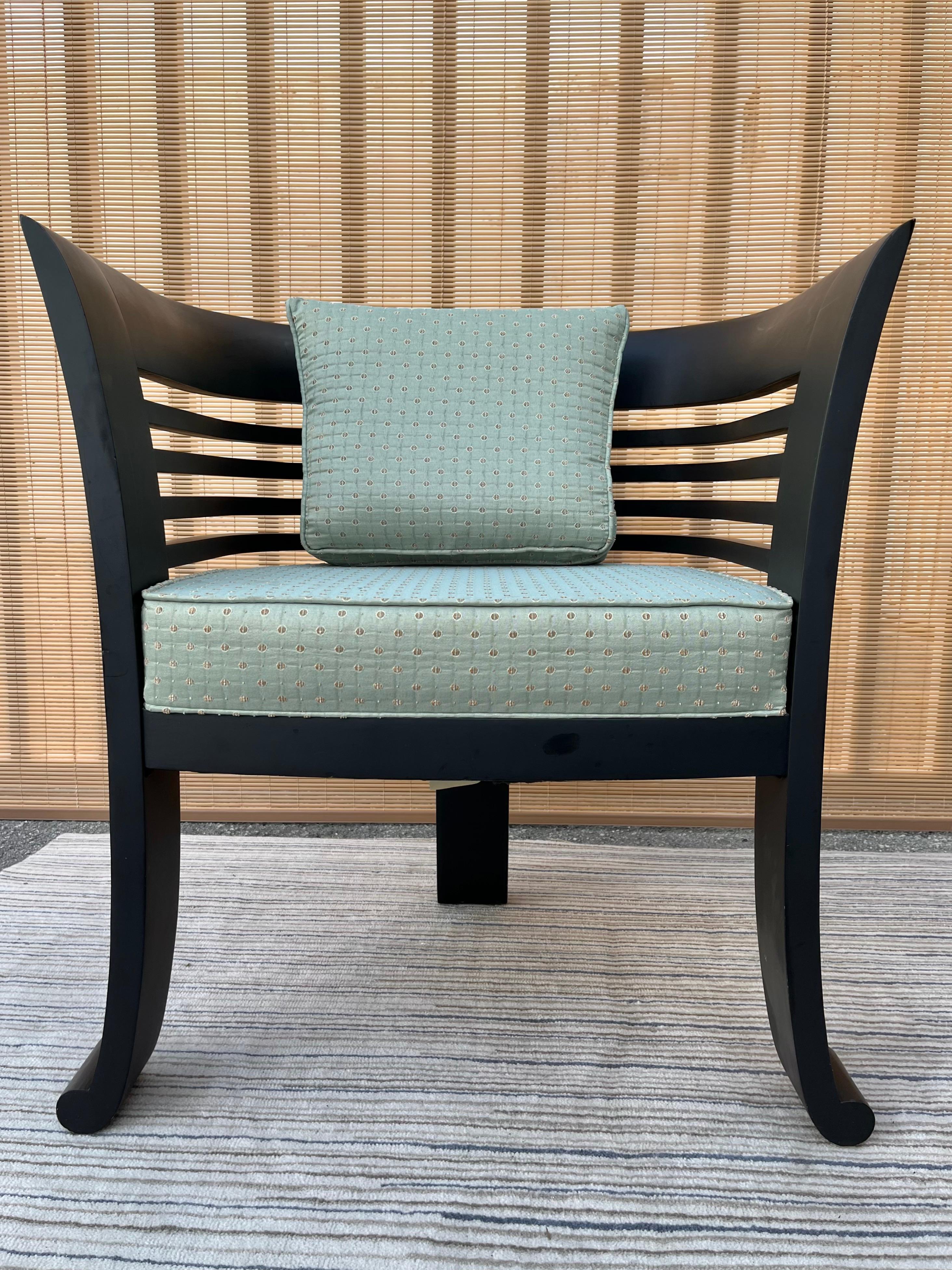 Paire de fauteuils de salon à trois pieds d'inspiration chinoiseries du début du 21e siècle en vente 1
