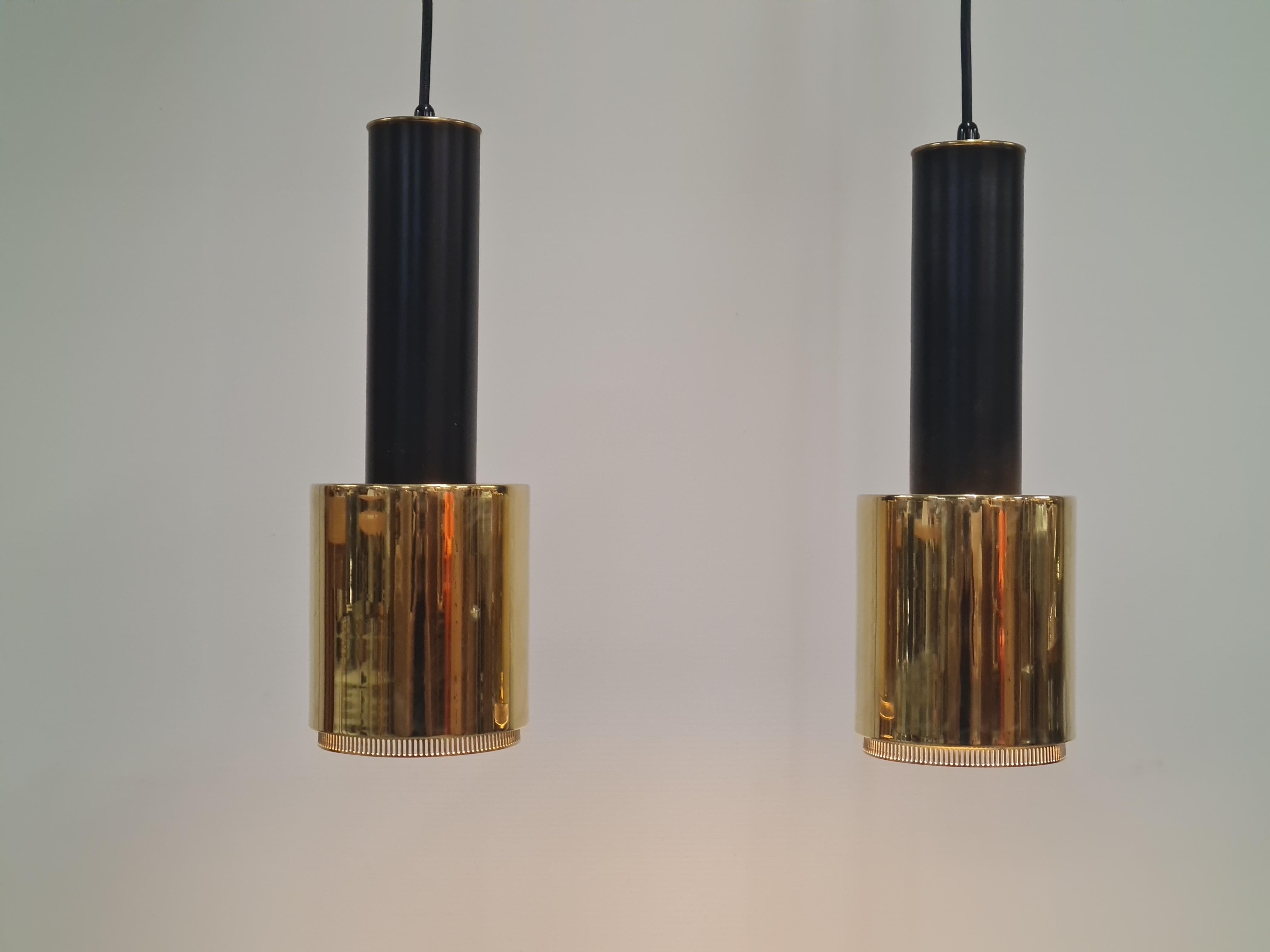 Coppia di ciondoli a forma di granata a mano A110 di Alvar Aalto in ottone e nero, Valaistustyö anni '50 in vendita 6