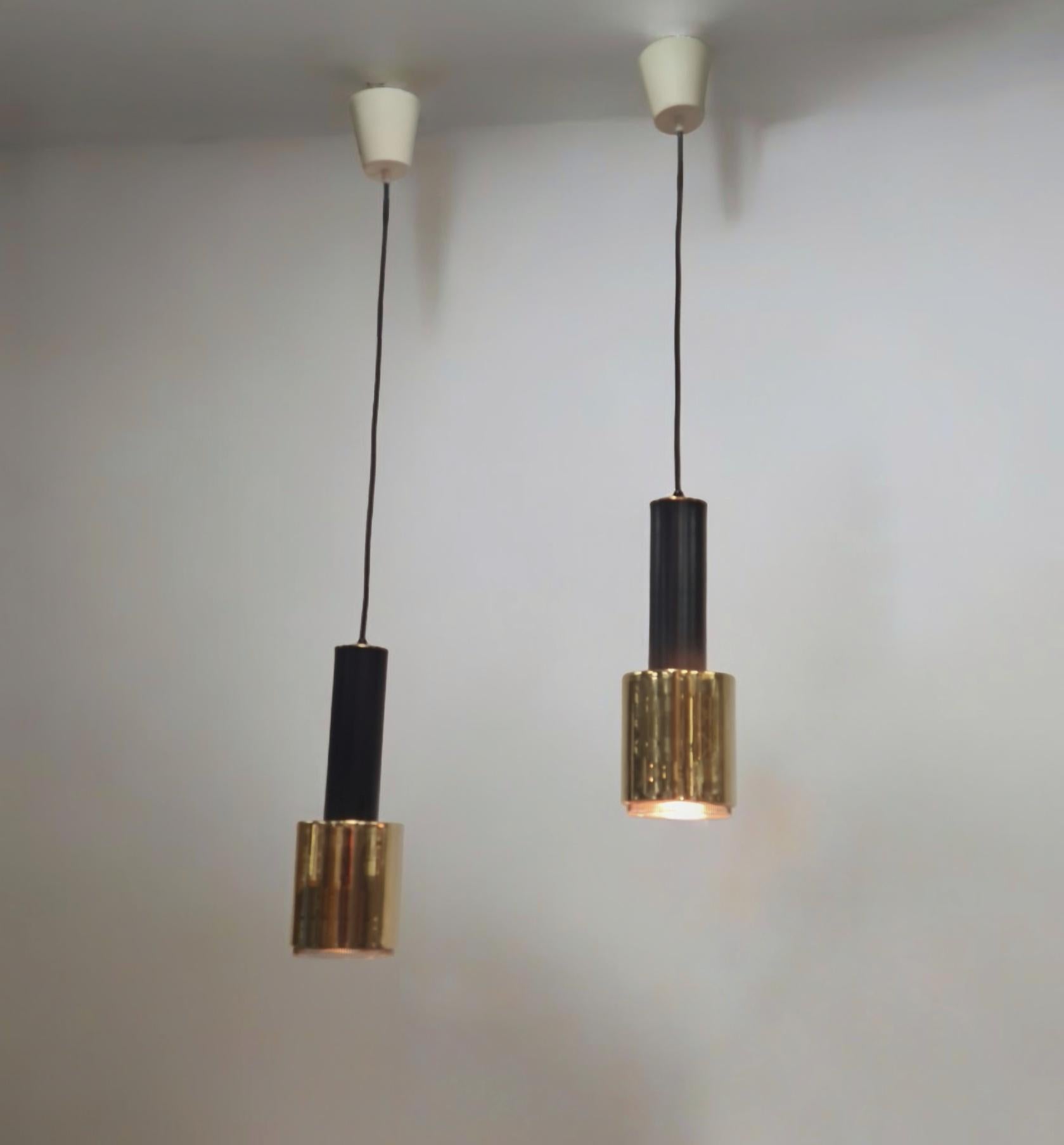 La bomba a mano è una delle lampade più iconiche di Alvar Aalto, il cui soprannome deriva dalla somiglianza con la bomba a mano. Il numero di modello è A110, ma di solito si trova in versione metallica verniciata. Questa versione in ottone è molto
