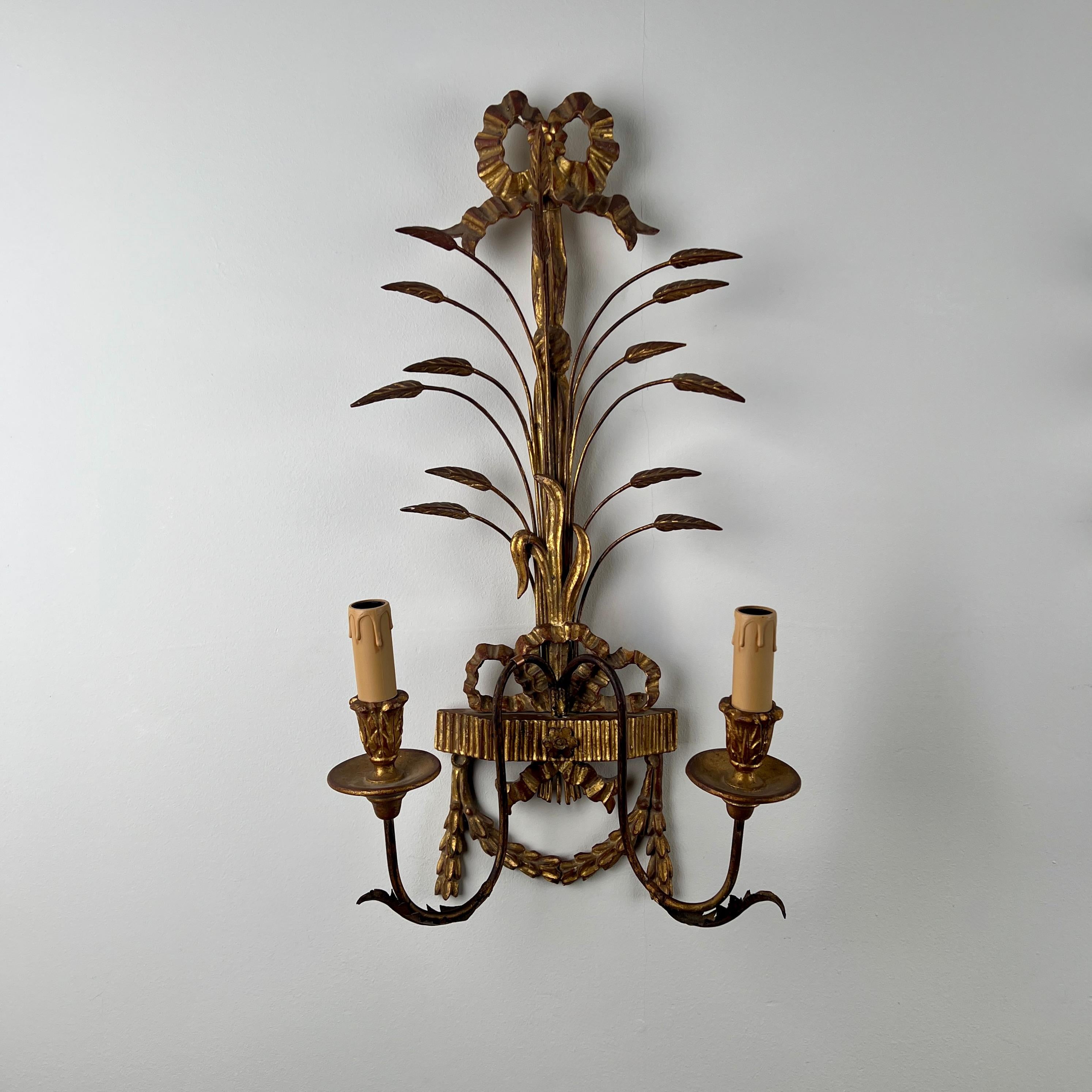 Empire Paire d'appliques murales italiennes en bois doré et en tôle au début du 20e siècle en vente