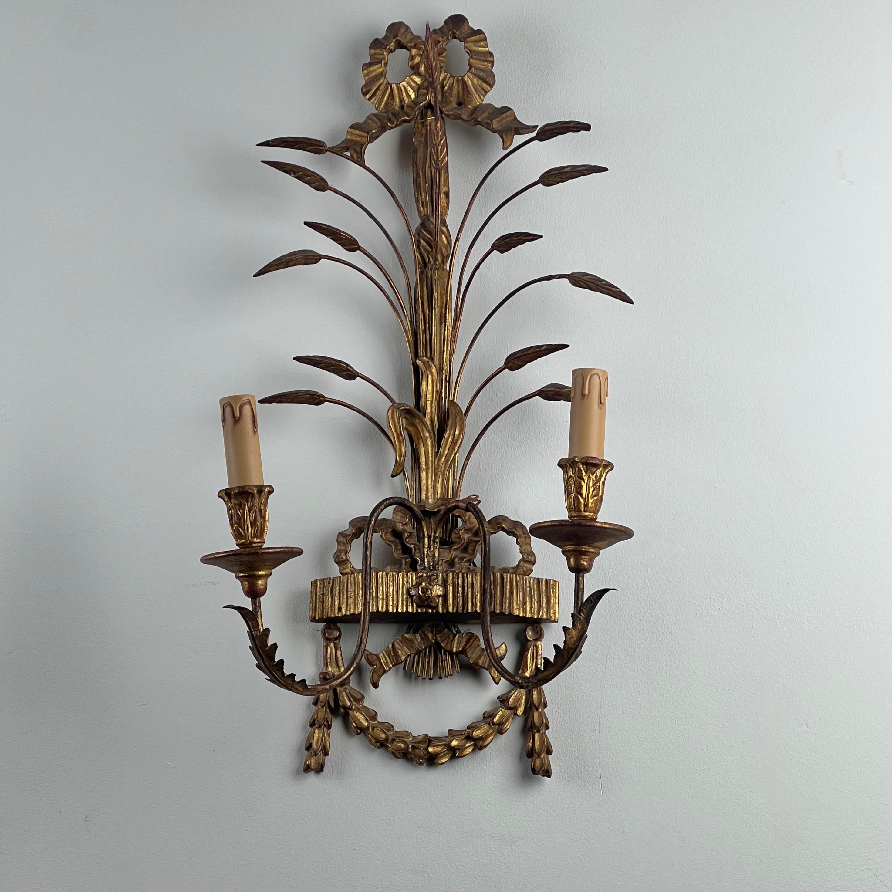 Fait main Paire d'appliques murales italiennes en bois doré et en tôle au début du 20e siècle en vente