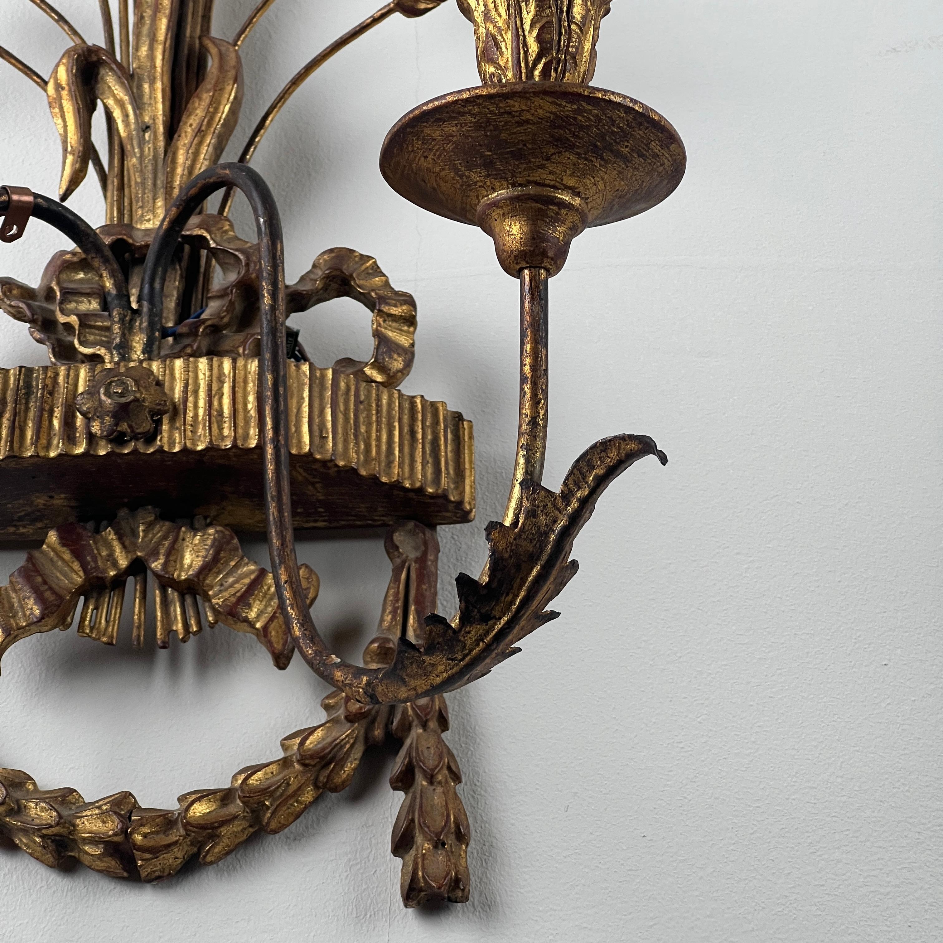 Paire d'appliques murales italiennes en bois doré et en tôle au début du 20e siècle Bon état - En vente à London, GB