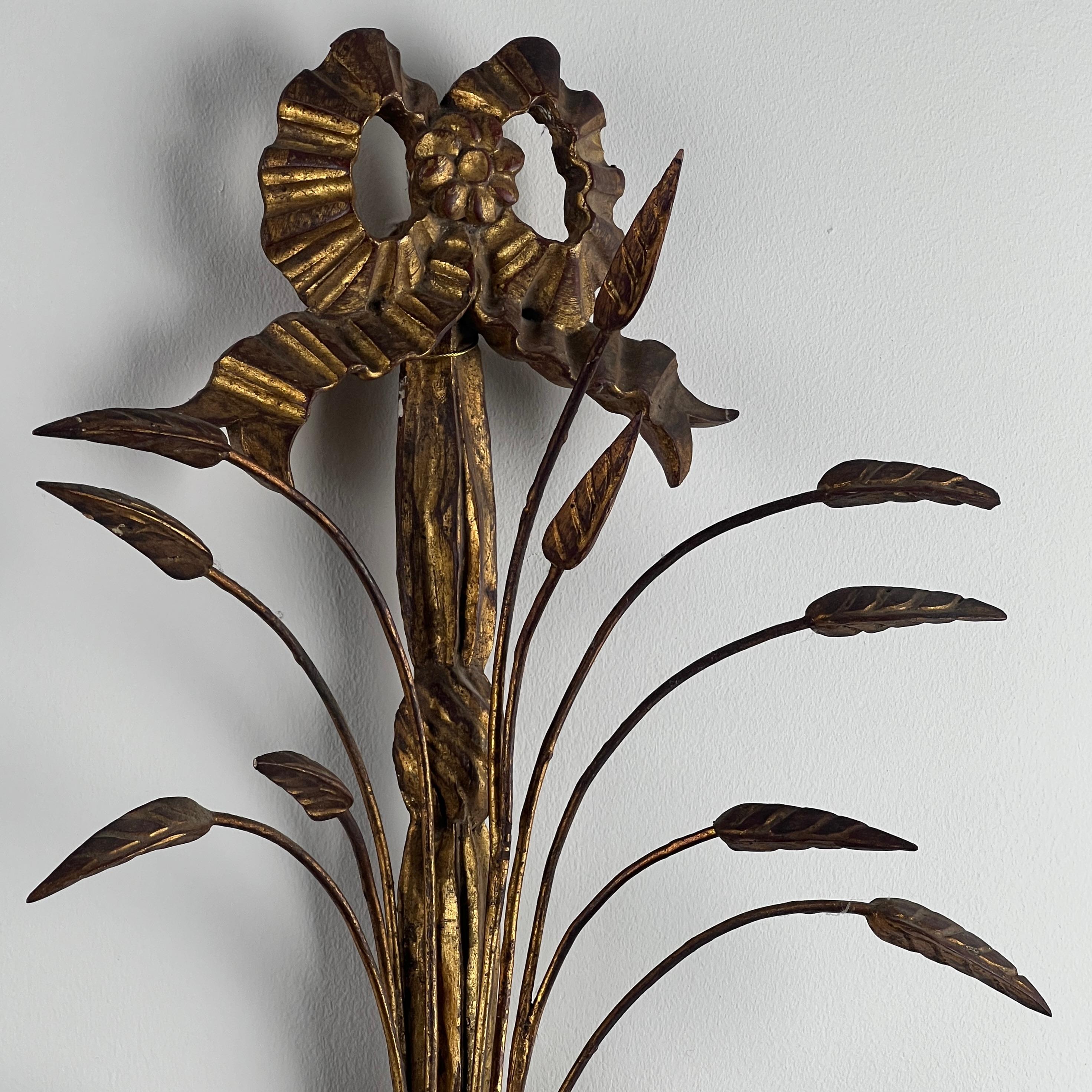 20ième siècle Paire d'appliques murales italiennes en bois doré et en tôle au début du 20e siècle en vente