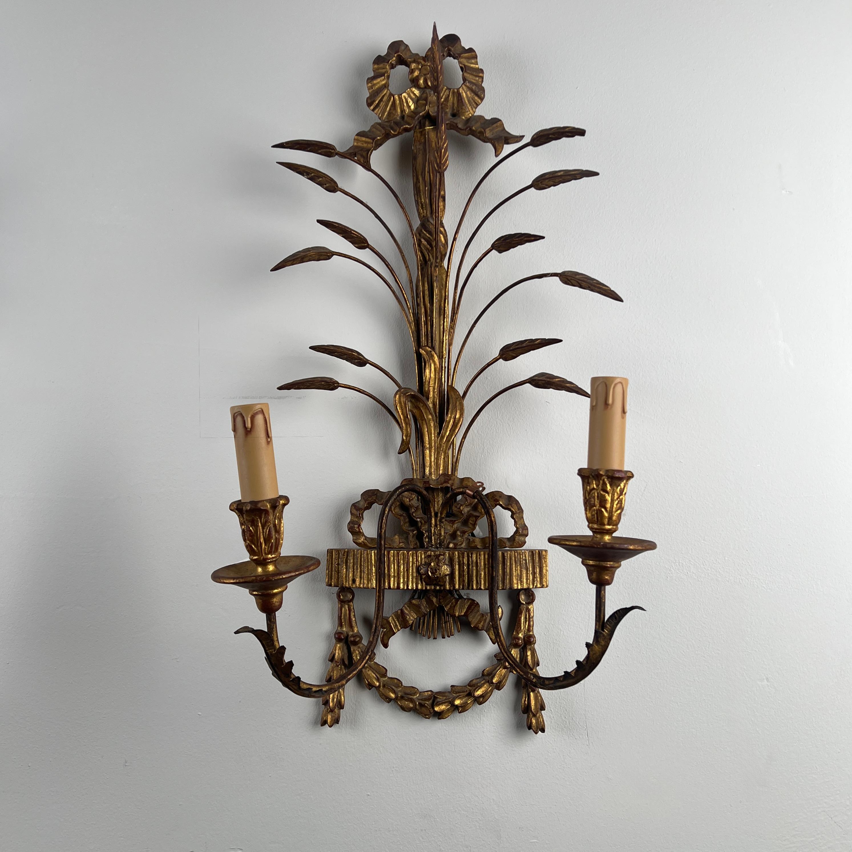 Métal Paire d'appliques murales italiennes en bois doré et en tôle au début du 20e siècle en vente