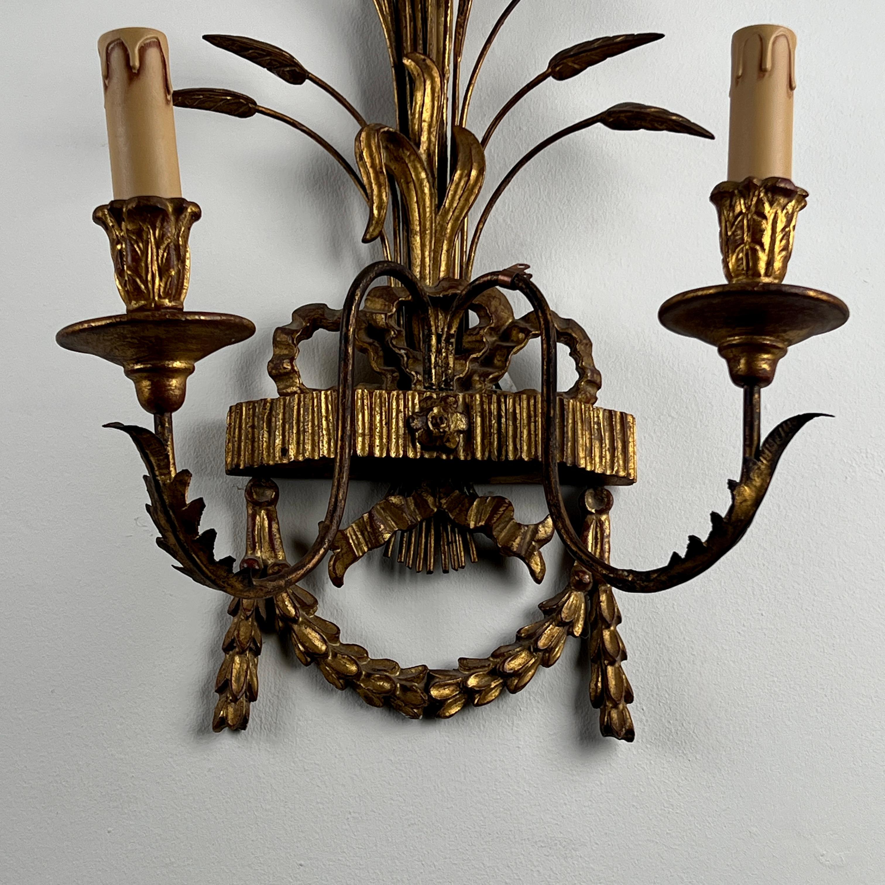 Paire d'appliques murales italiennes en bois doré et en tôle au début du 20e siècle en vente 1