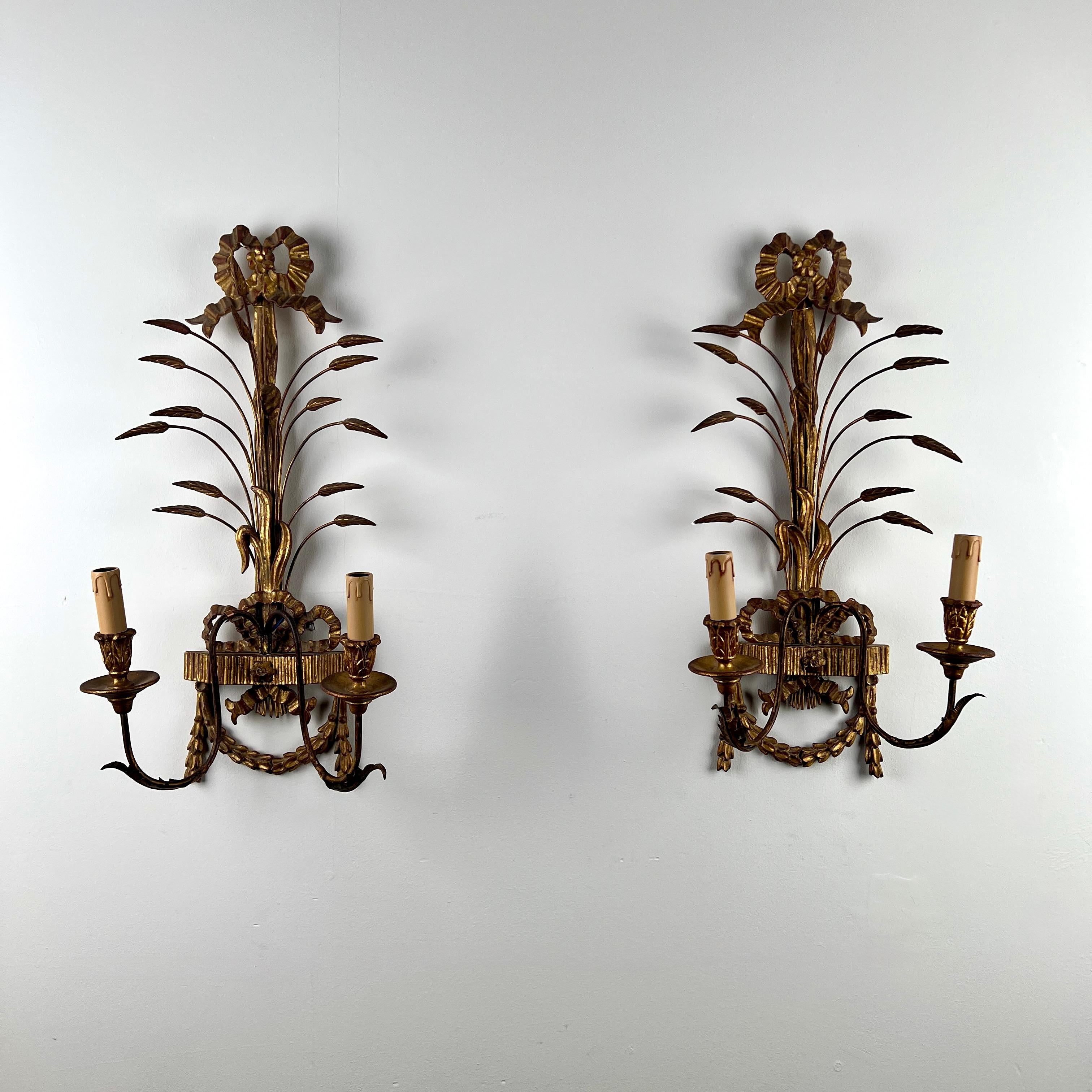 Paire d'appliques murales italiennes en bois doré et en tôle au début du 20e siècle en vente 2