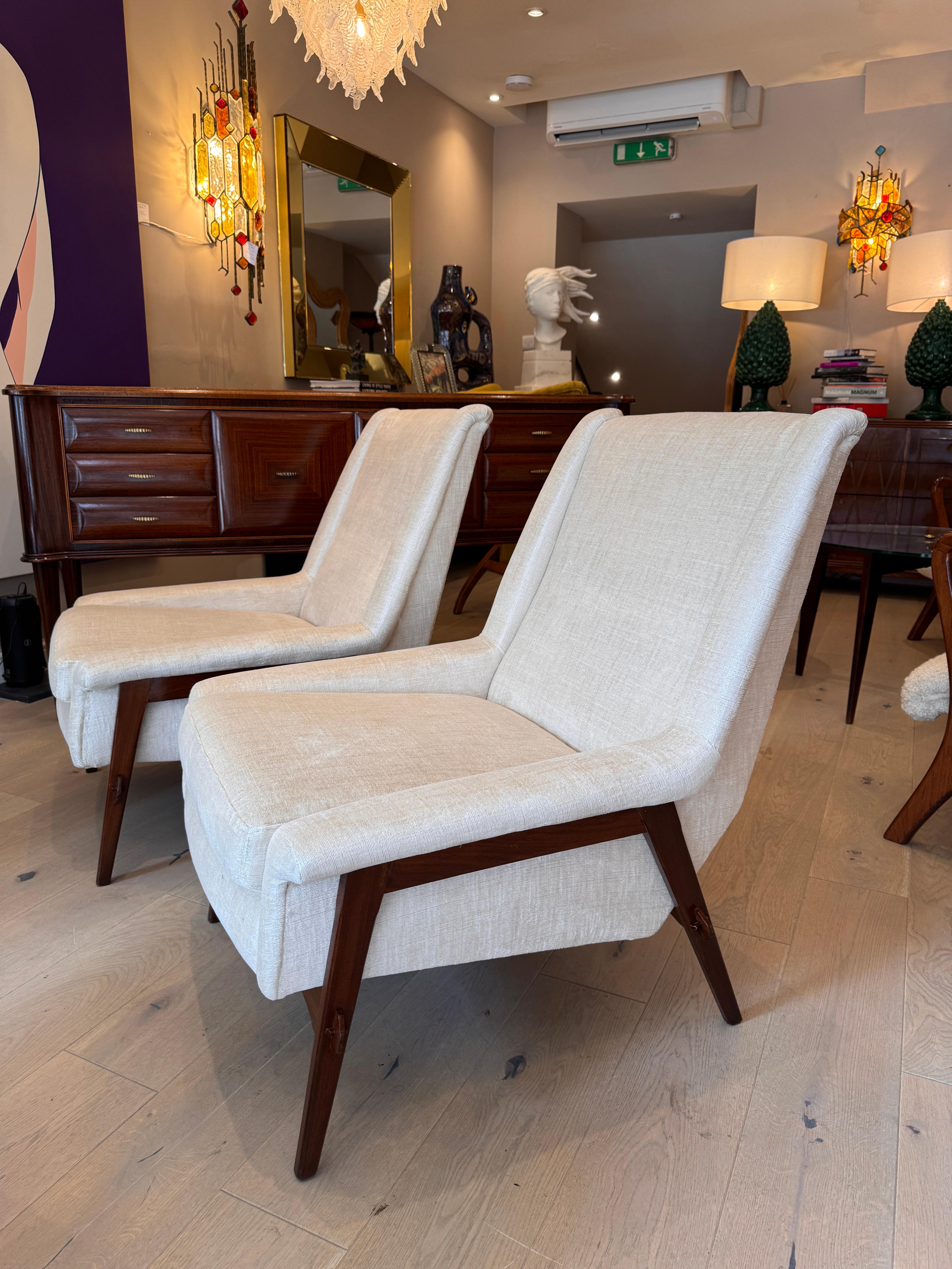 Ein Paar Poltrona-Sessel aus einer frühen Ausgabe (Italienisch) im Angebot