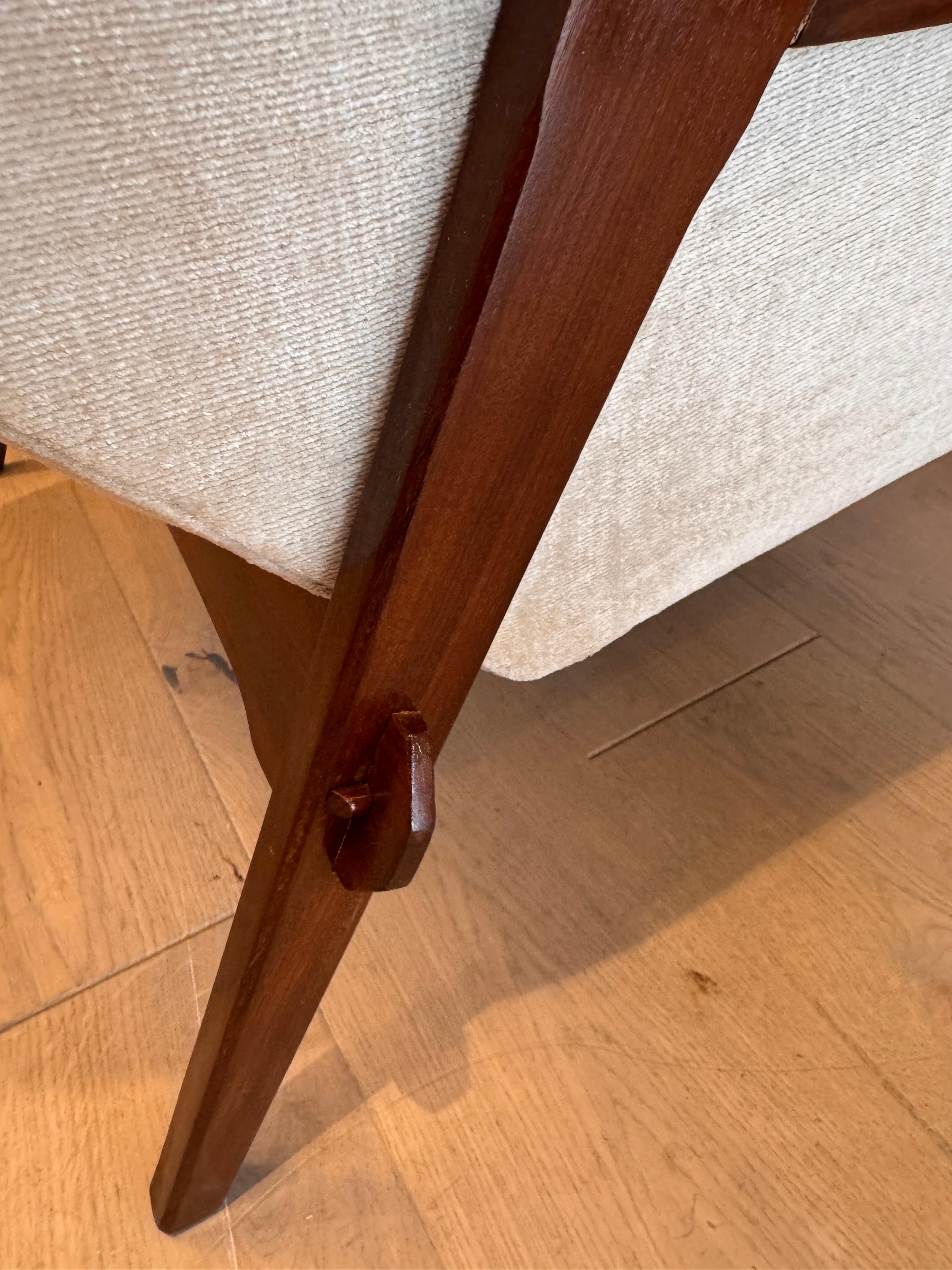 Ein Paar Poltrona-Sessel aus einer frühen Ausgabe (Handgefertigt) im Angebot