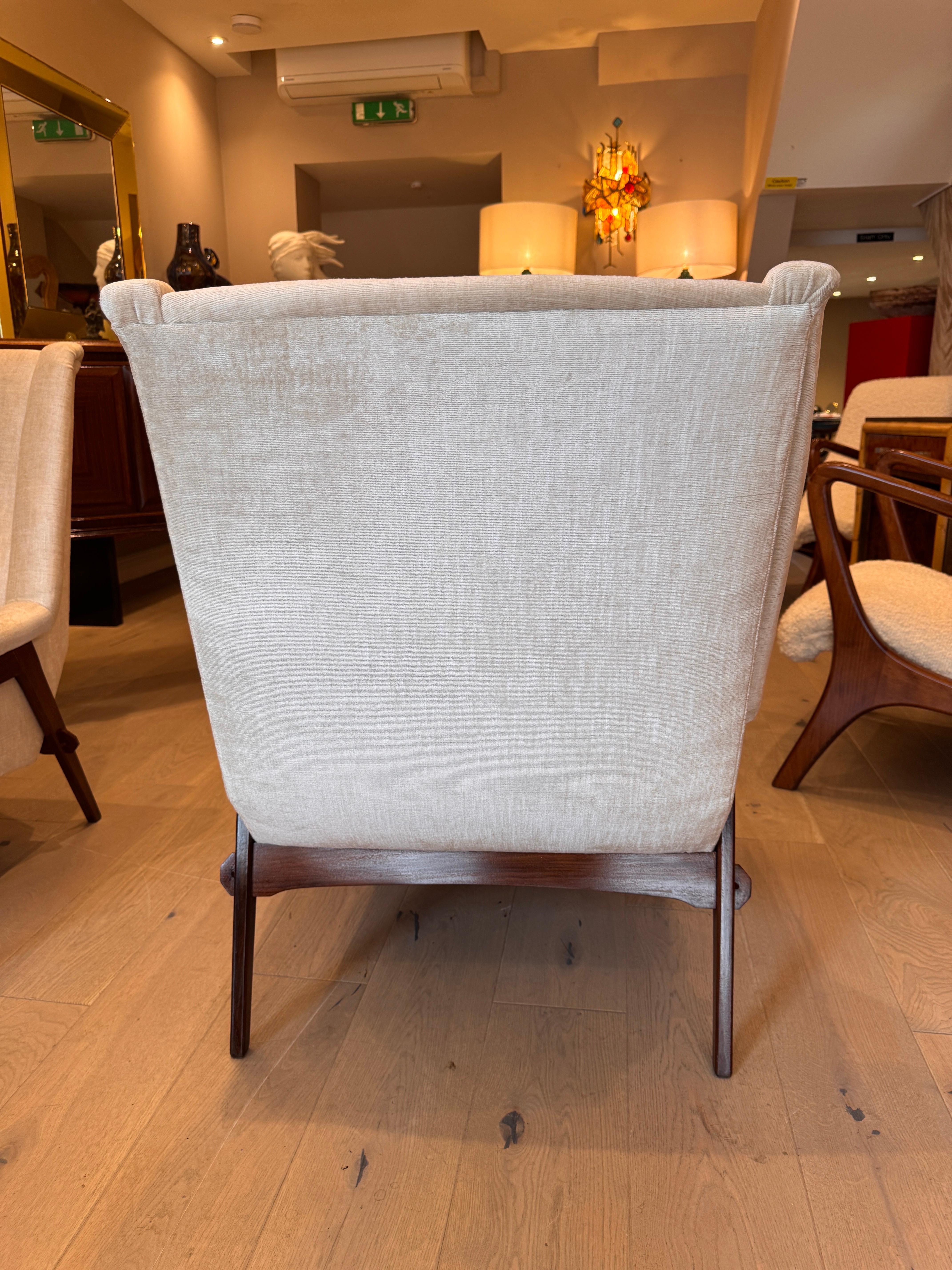 Ein Paar Poltrona-Sessel aus einer frühen Ausgabe im Zustand „Gut“ im Angebot in London, GB