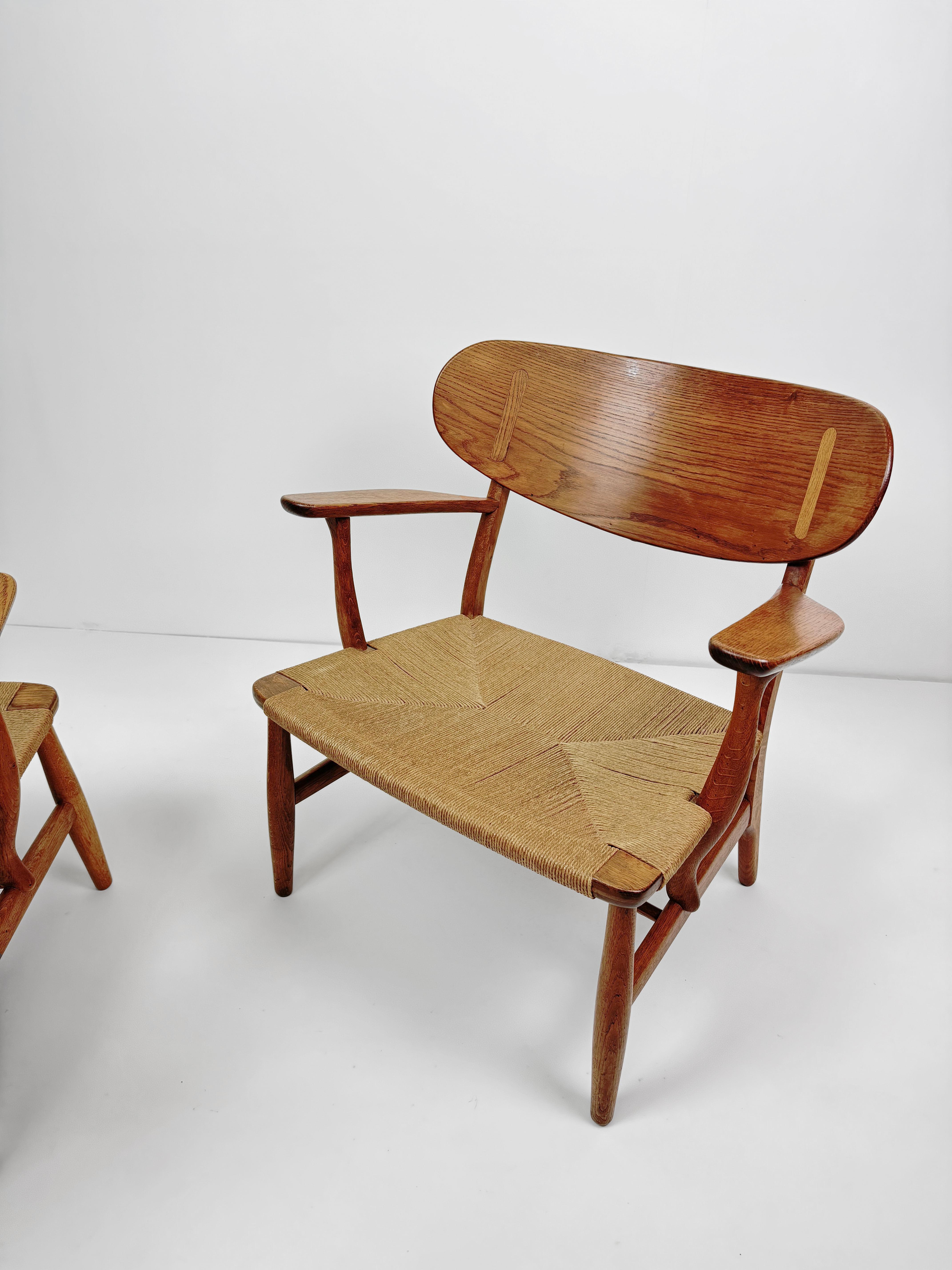 Sculpté à la main Paire d'anciennes tables CH22 en Oak de Hans J Wegner pour Carl Hansen & Søn, Danemark, années 1950 en vente