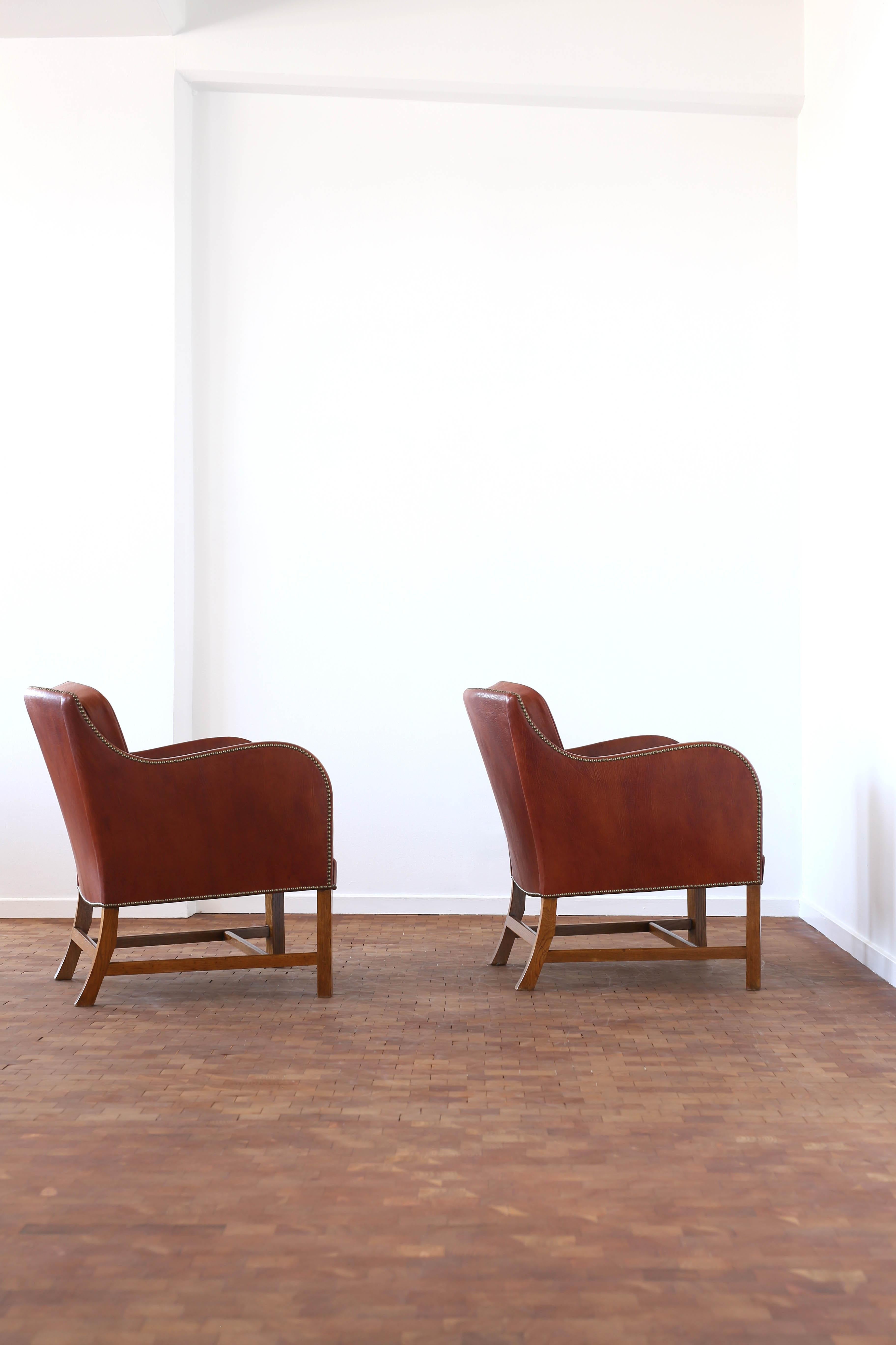 Scandinavo moderno Una coppia di sedie 