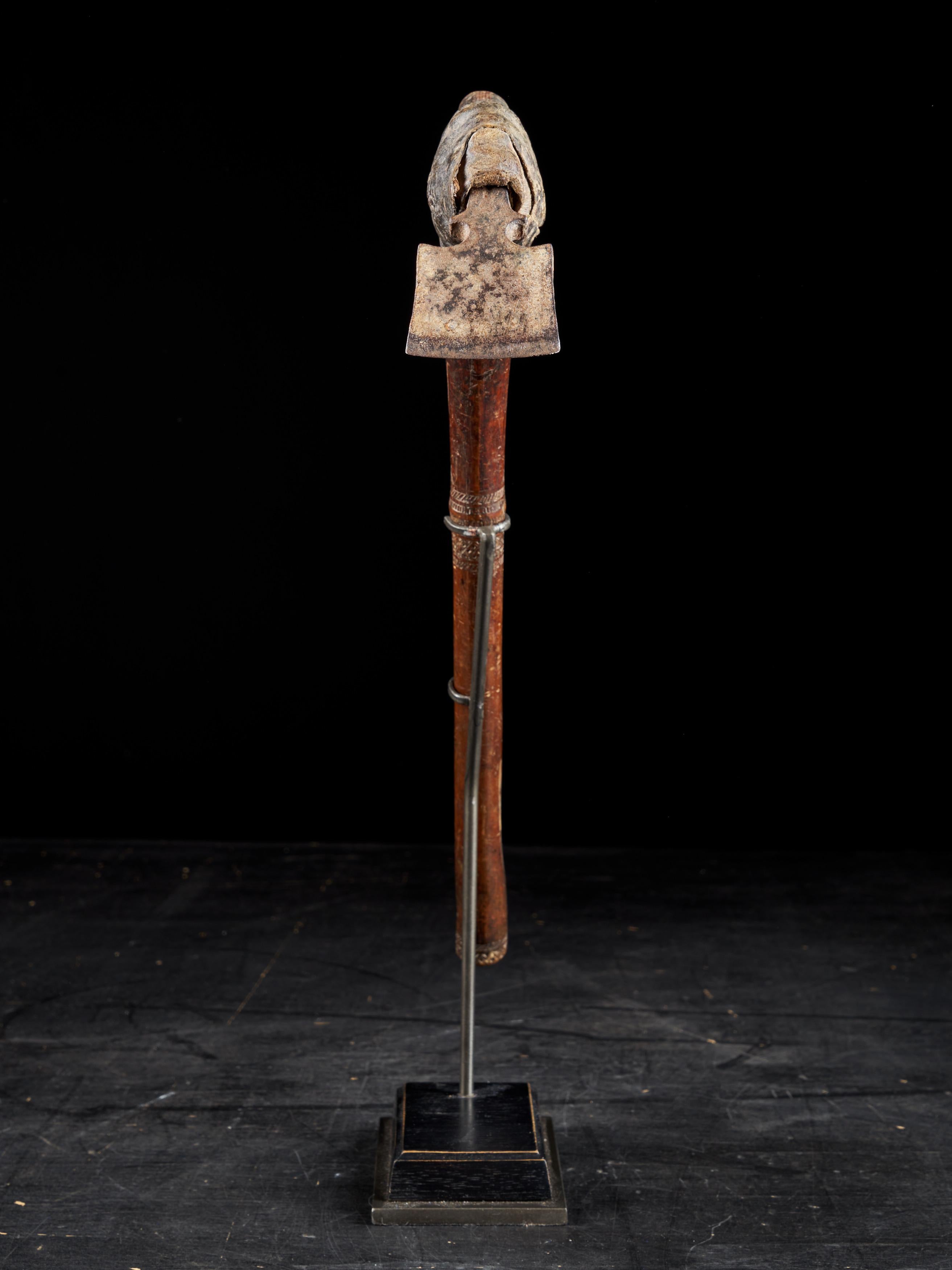 Paire d'outils Adze de style Ethno, décorés de cérémonies tribales des premiers autochtones en vente 12