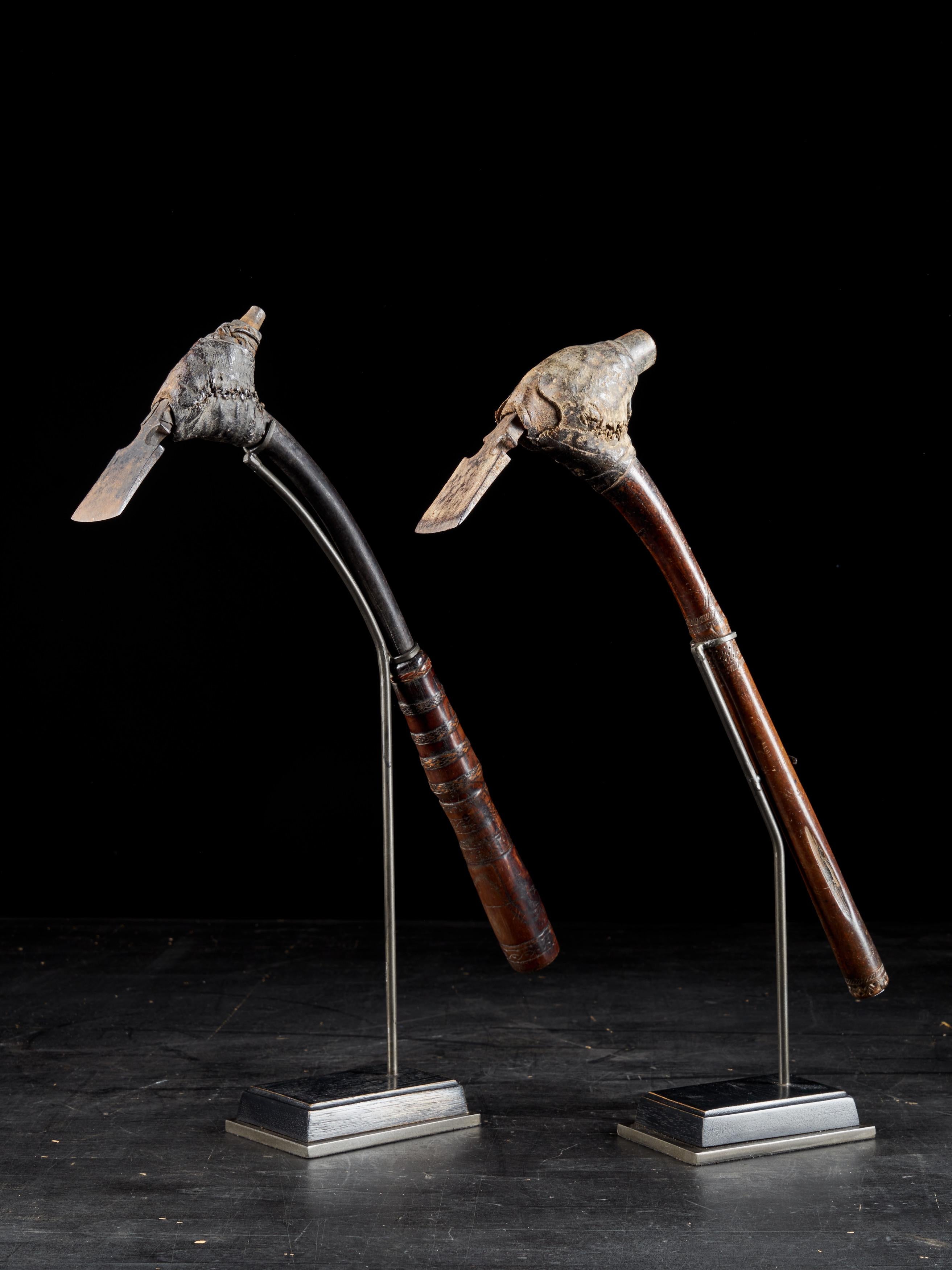 Océanique Paire d'outils Adze de style Ethno, décorés de cérémonies tribales des premiers autochtones en vente
