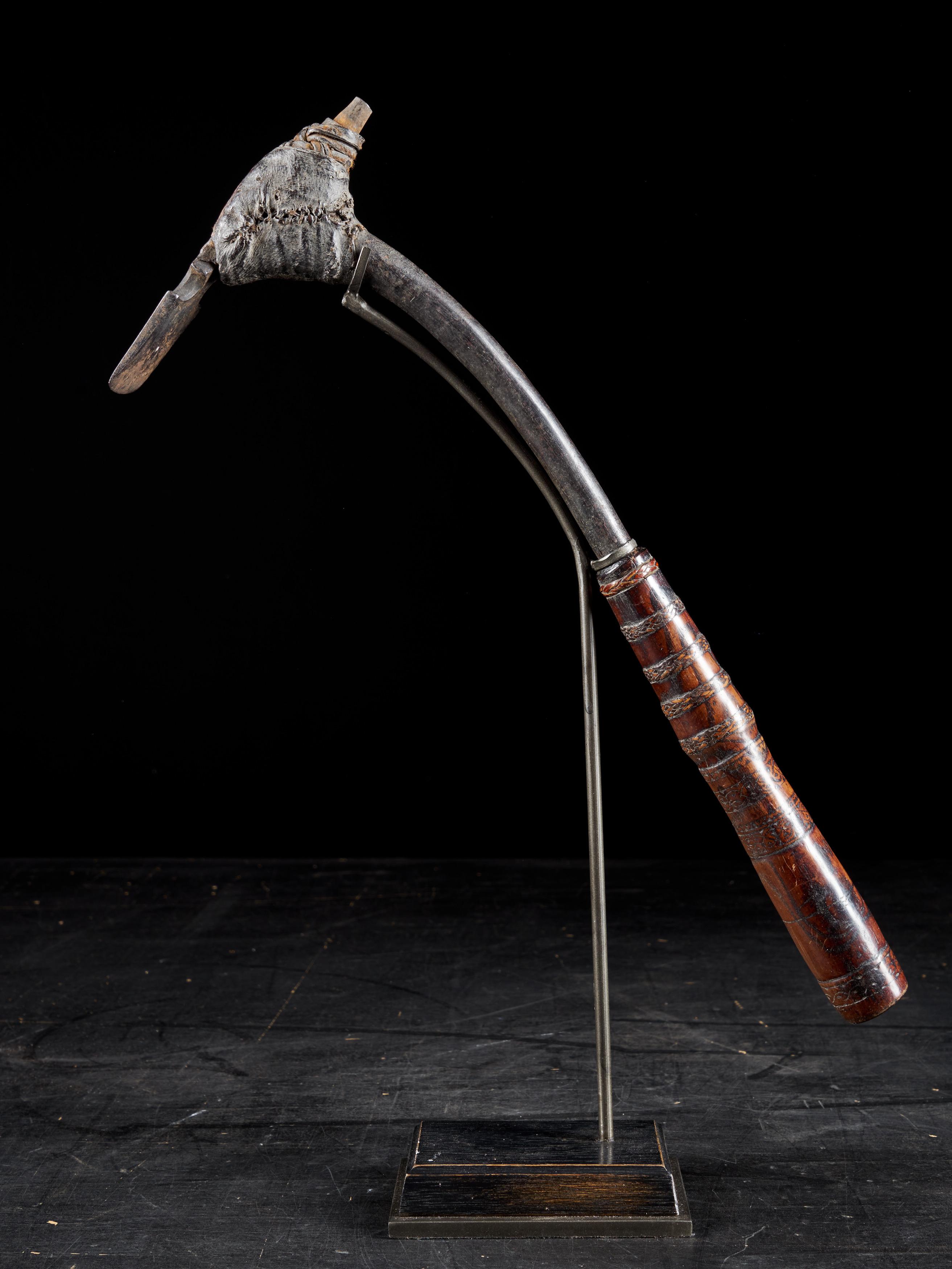 Sculpté Paire d'outils Adze de style Ethno, décorés de cérémonies tribales des premiers autochtones en vente