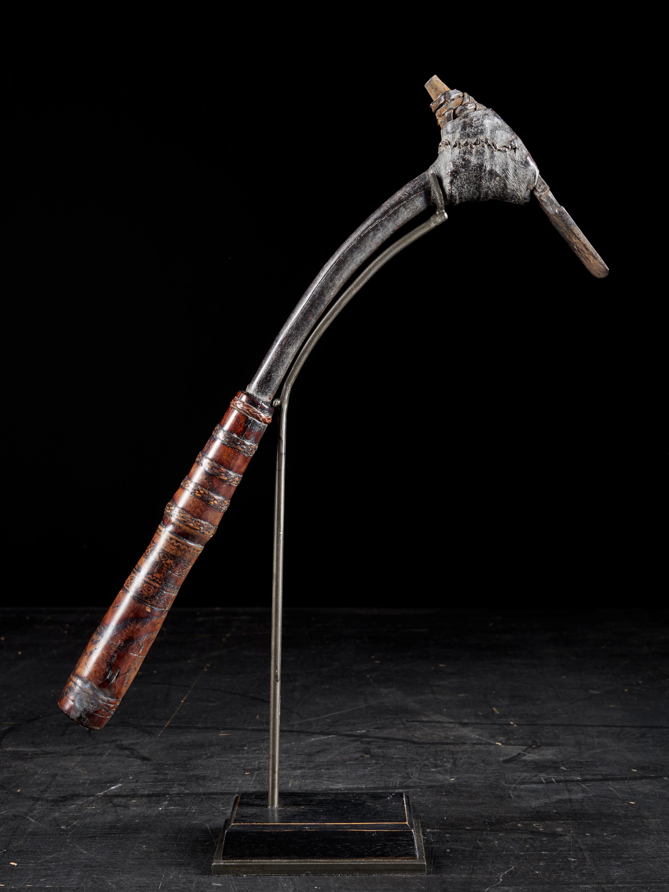 Paire d'outils Adze de style Ethno, décorés de cérémonies tribales des premiers autochtones État moyen - En vente à Leuven , BE