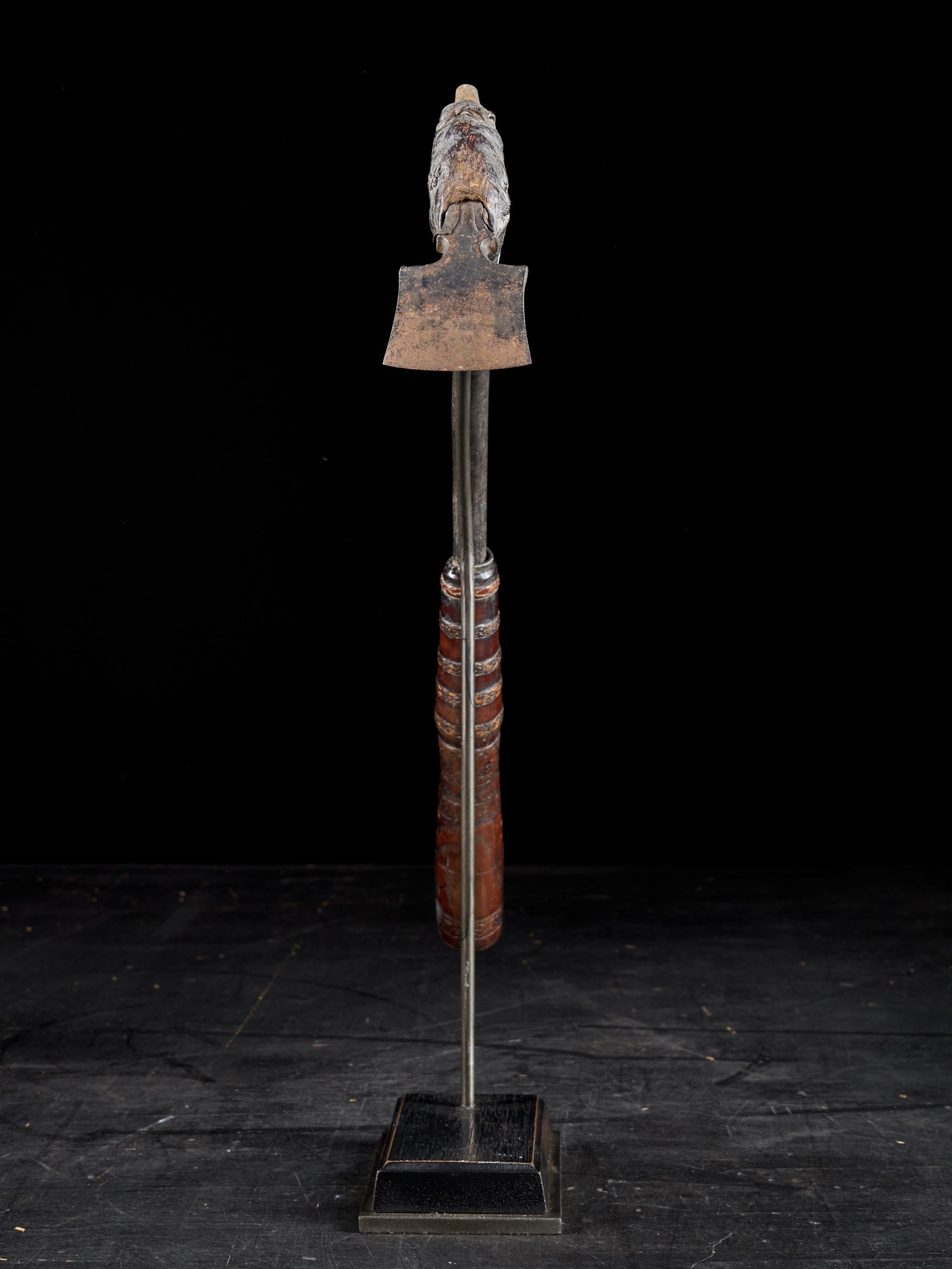Paire d'outils Adze de style Ethno, décorés de cérémonies tribales des premiers autochtones en vente 1