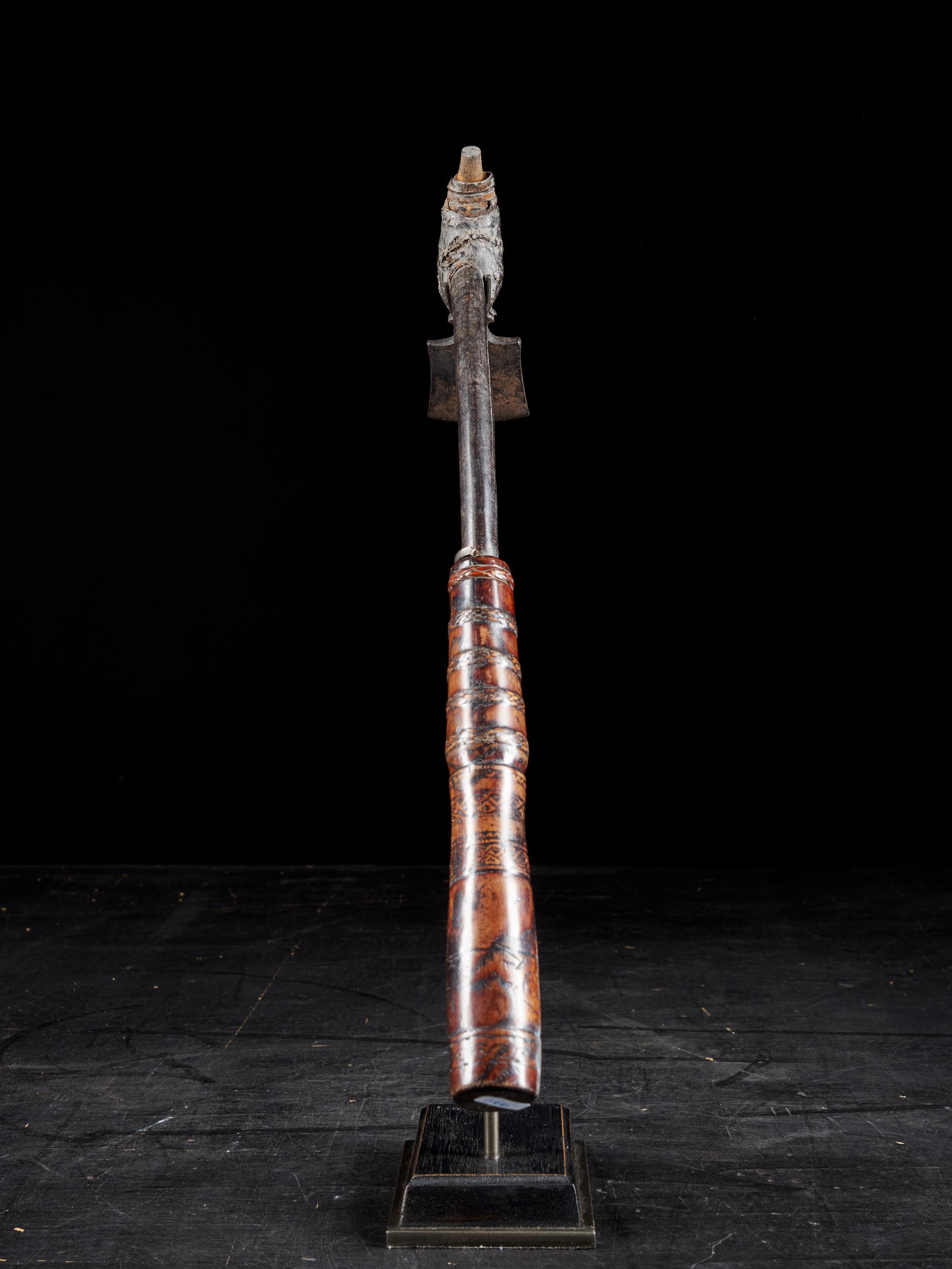 Paire d'outils Adze de style Ethno, décorés de cérémonies tribales des premiers autochtones en vente 2