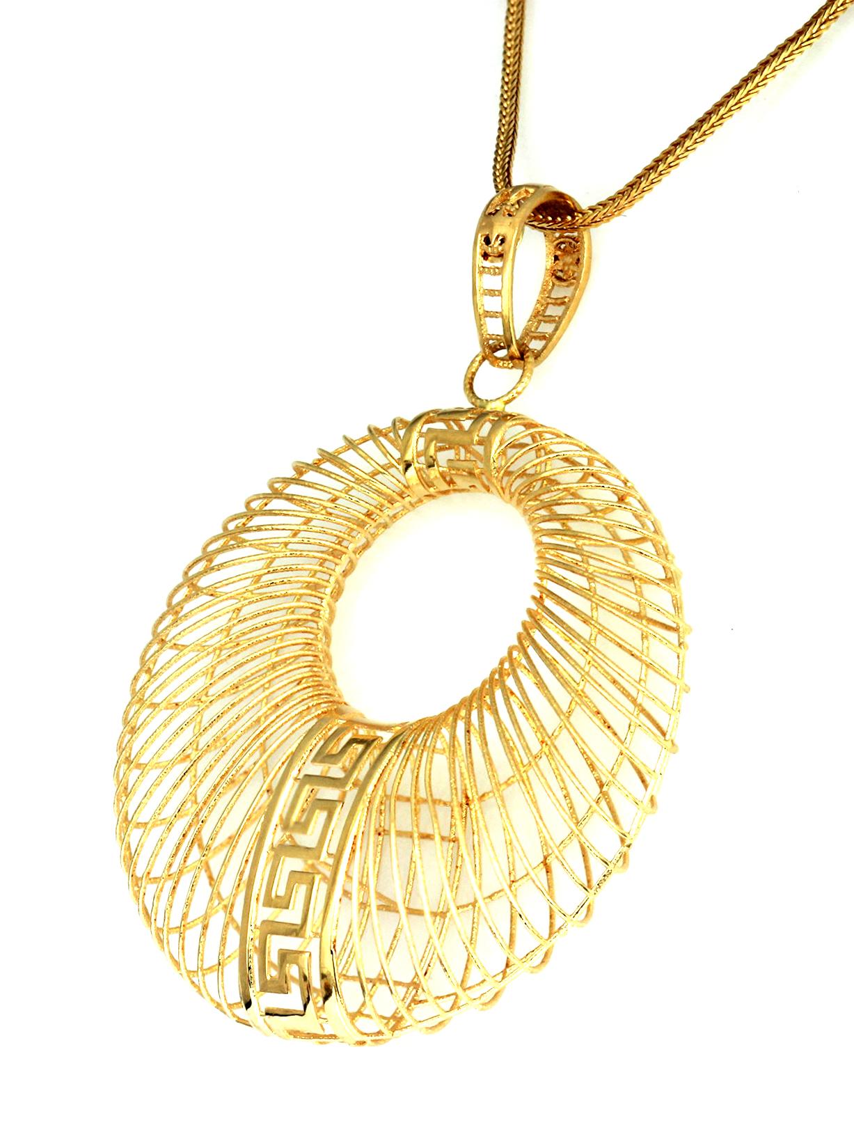 Coppia di orecchini e ciondolo abbinato, design a chiave greca in oro giallo 18 carati in vendita 1