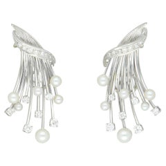 Une paire de boucles d'oreilles Art déco, diamants et perles en or blanc 18 carats.