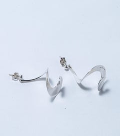 Ein Paar Ohrringe. "Mobius",  Von Vivianna Torun für Georg Jensen entworfen.