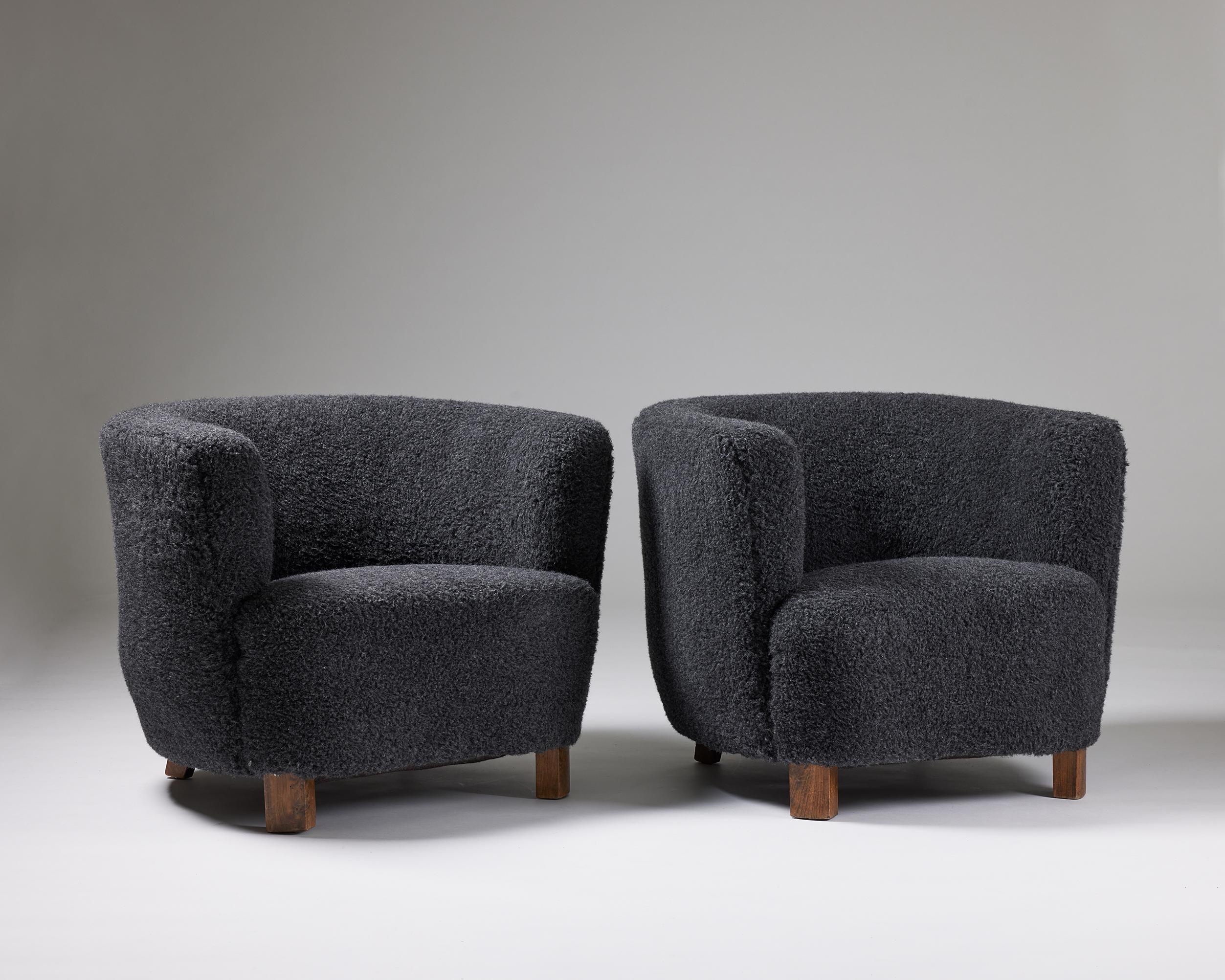 A pair of easy chairs designed by a Danish cabinetmaker,
Denmark, 1940s.

Beech and lambswool.

Measures: H: 68 cm / 2' 2 3/4''
W: 82.5 cm / 2' 8 1/2''
D: 79 cm / 2' 7''
SH: 40 cm / 15 3/4''
AH: 66 cm / 2' 2''.