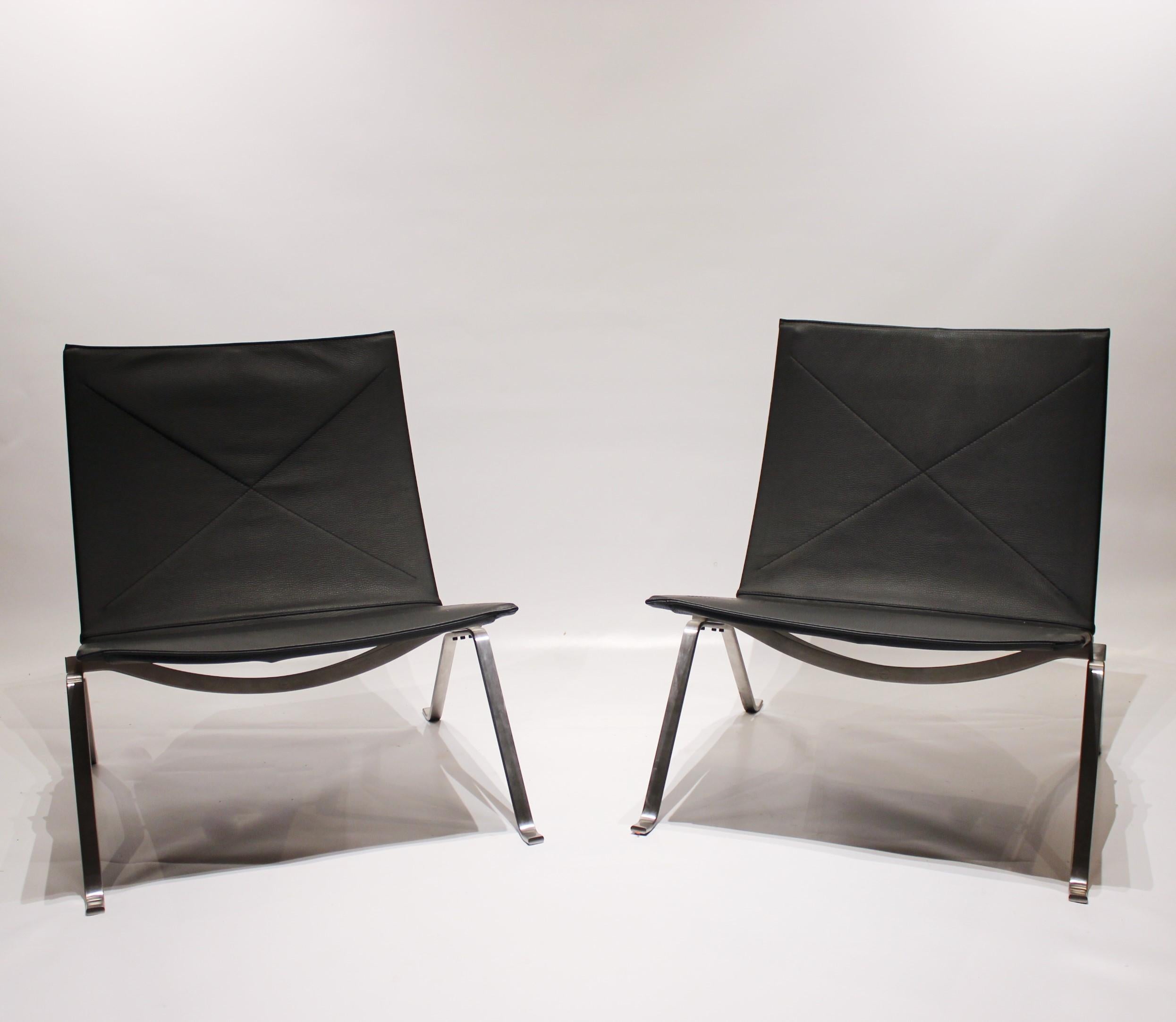 A pair of easy chairs, model PK22, designed by Poul Kjærholm in 1955 and manufactured by Fritz Hansen in the 1980s. The chairs are with original upholstery in black Classic leather and are in great vintage condition.