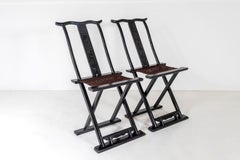 Paire de chaises d'appoint pliantes chinoises en bois d'ébène de la fin du Qing