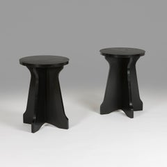 Una coppia di tavolini moderni ebanizzati