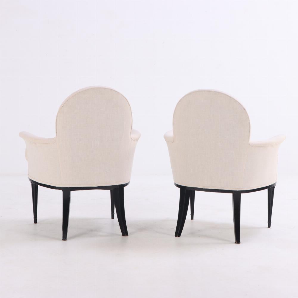 Questa elegante coppia, trovata in Argentina, presenta un'incantevole Silhouette con schienali arrotondati, bracci a spirale verso l'esterno e gambe ebanizzate. Grazie al nuovo tessuto, sono pronti per essere utilizzati a casa tua. Aggiungi i tuoi