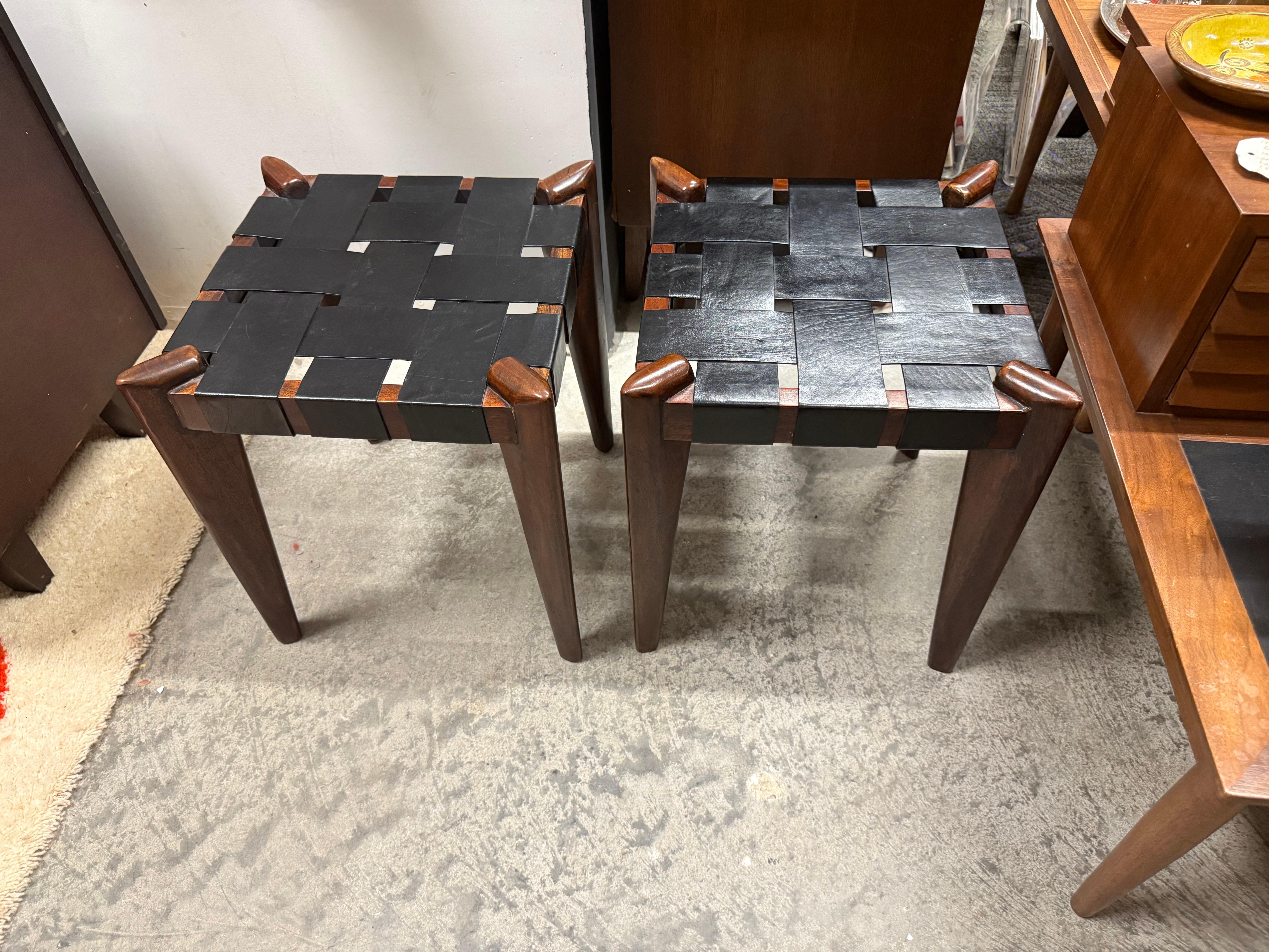 Mexicain Paire de tabourets à lanières en cuir Edmund J. Spence en vente