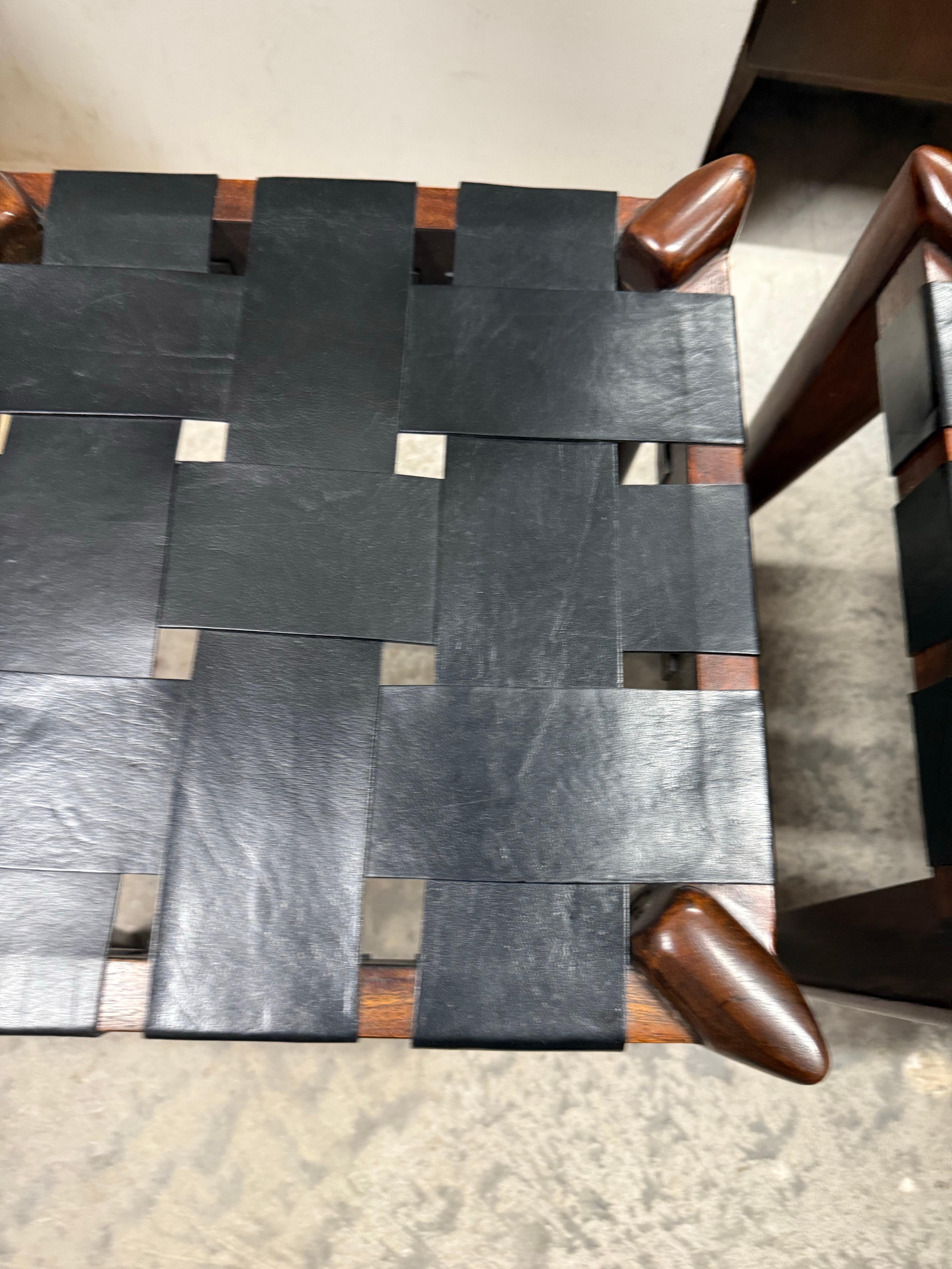 Cuir Paire de tabourets à lanières en cuir Edmund J. Spence en vente