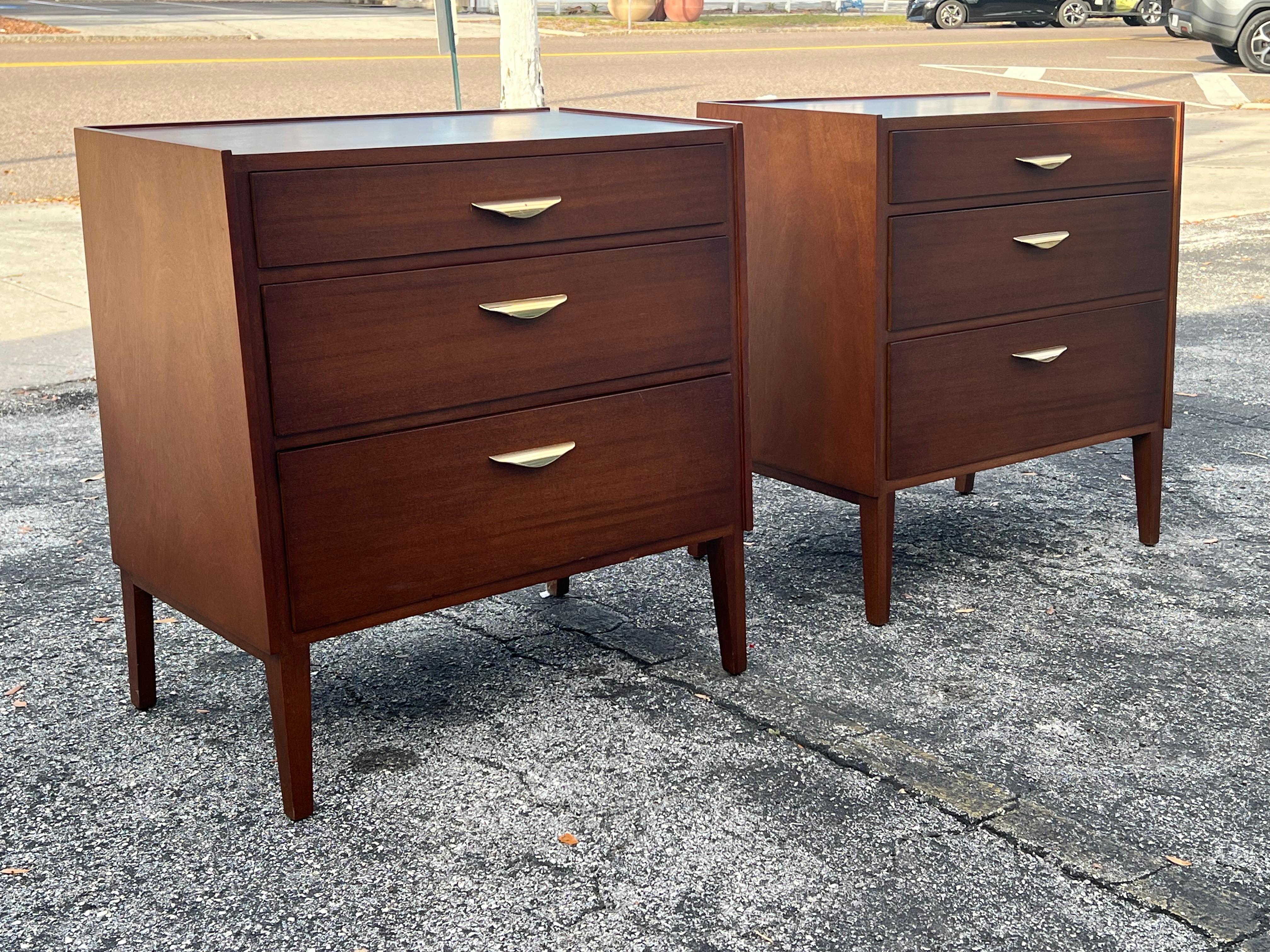 Mid-Century moderno Coppia di comò a ribalta Edward Wormley per Dunbar, anni '50 ca. in vendita