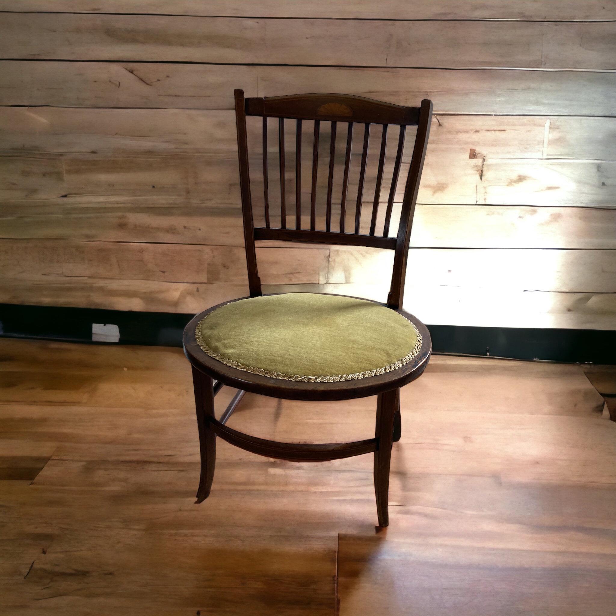 Britannique Paire de chaises de salon édouardiennes anciennes en acajou à base ovale en vente