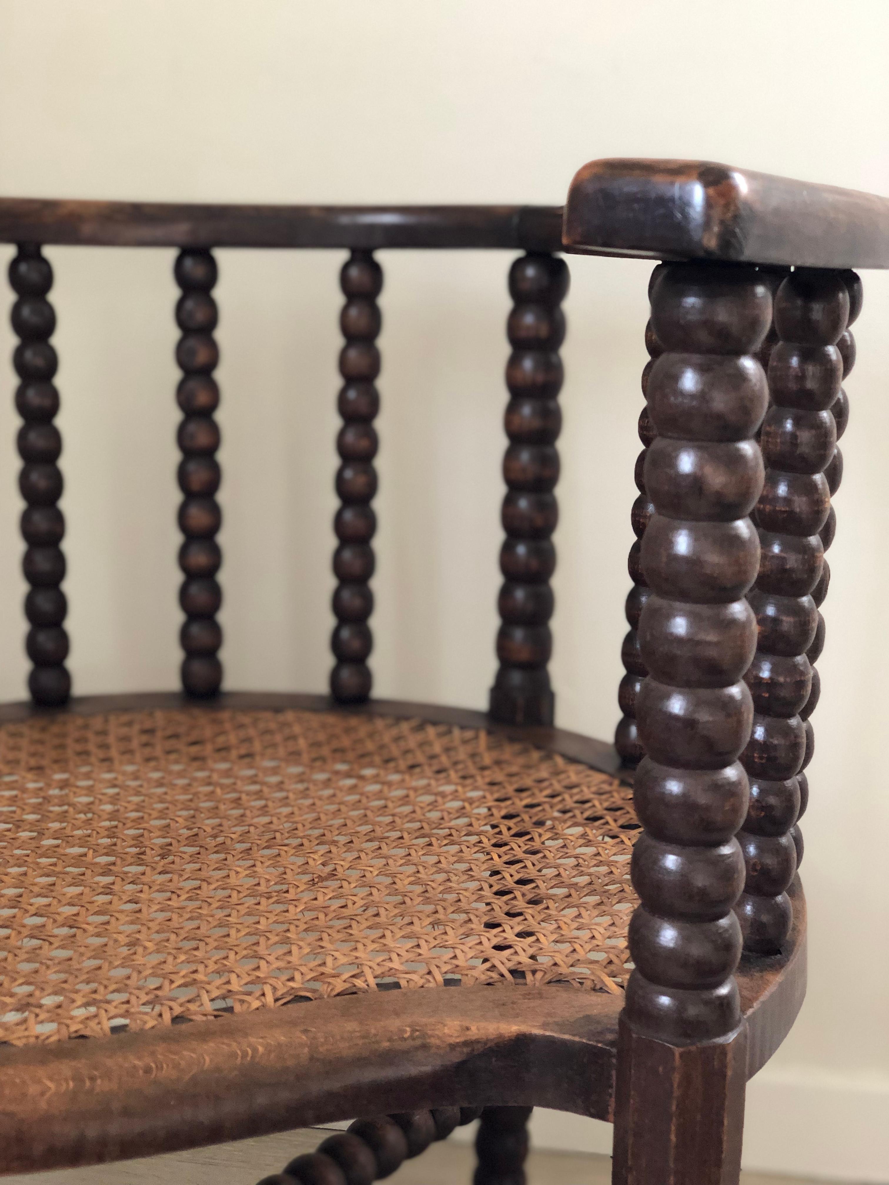 Britannico Coppia di poltrone Edwardian Bobbin con sedile in canne Inizio XX secolo in vendita