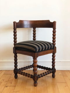 Ein Paar edwardianische Bobbin-Eckstühle mit Stoff aus dem frühen 20. Jahrhundert
