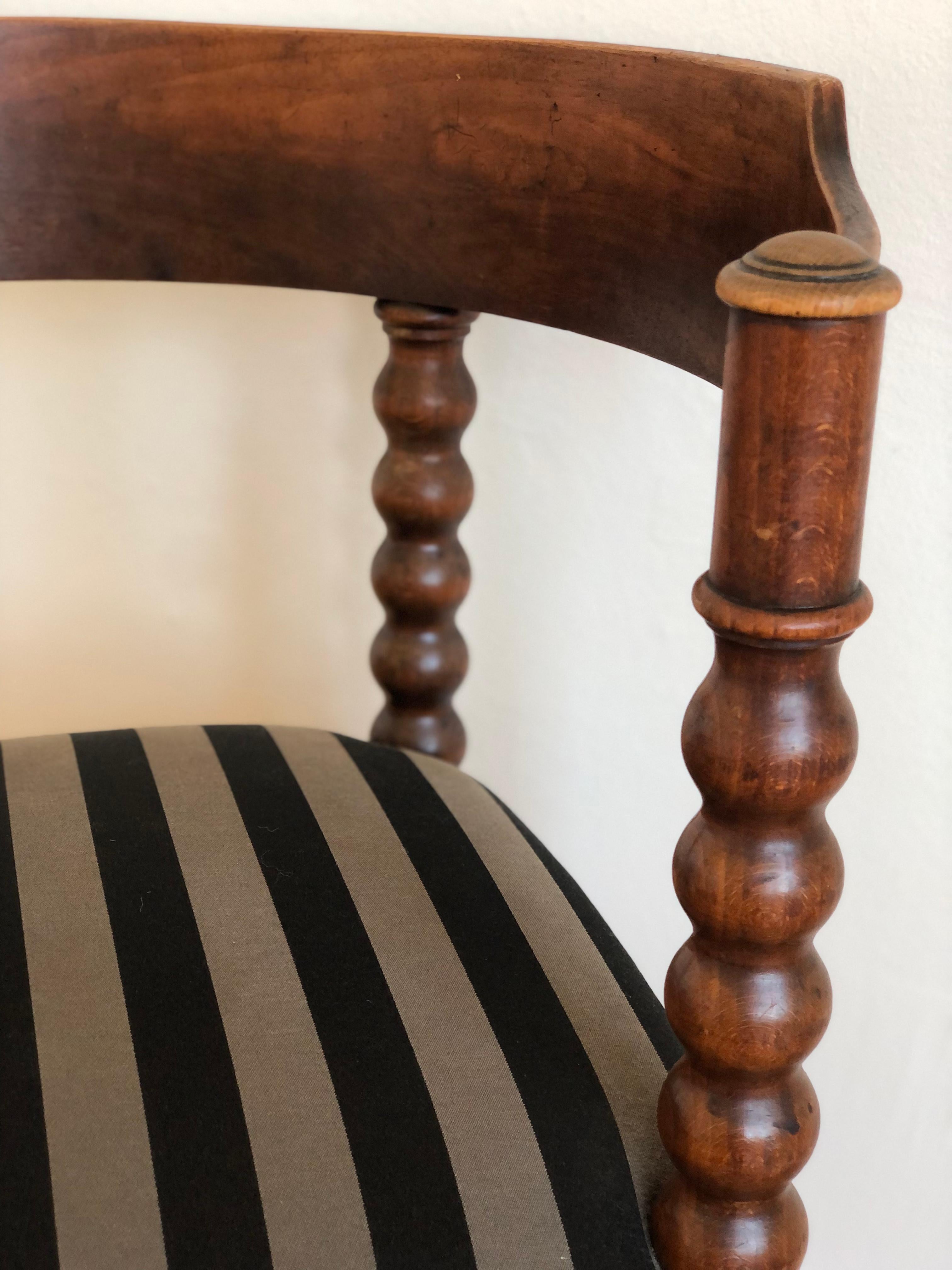 A Pair of Edwardian Bobbin Corner Chairs With Fabric Early 20th Century In Good Condition For Sale In Sakskøbing, DK