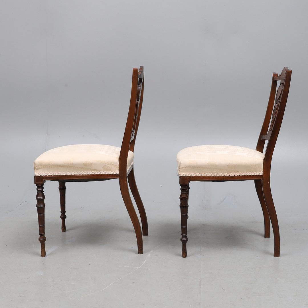 Travail du bois Chaises de salon, Paire exclusive de chaises en acajou de l'époque édouardienne, Décoration de maison en buis en vente