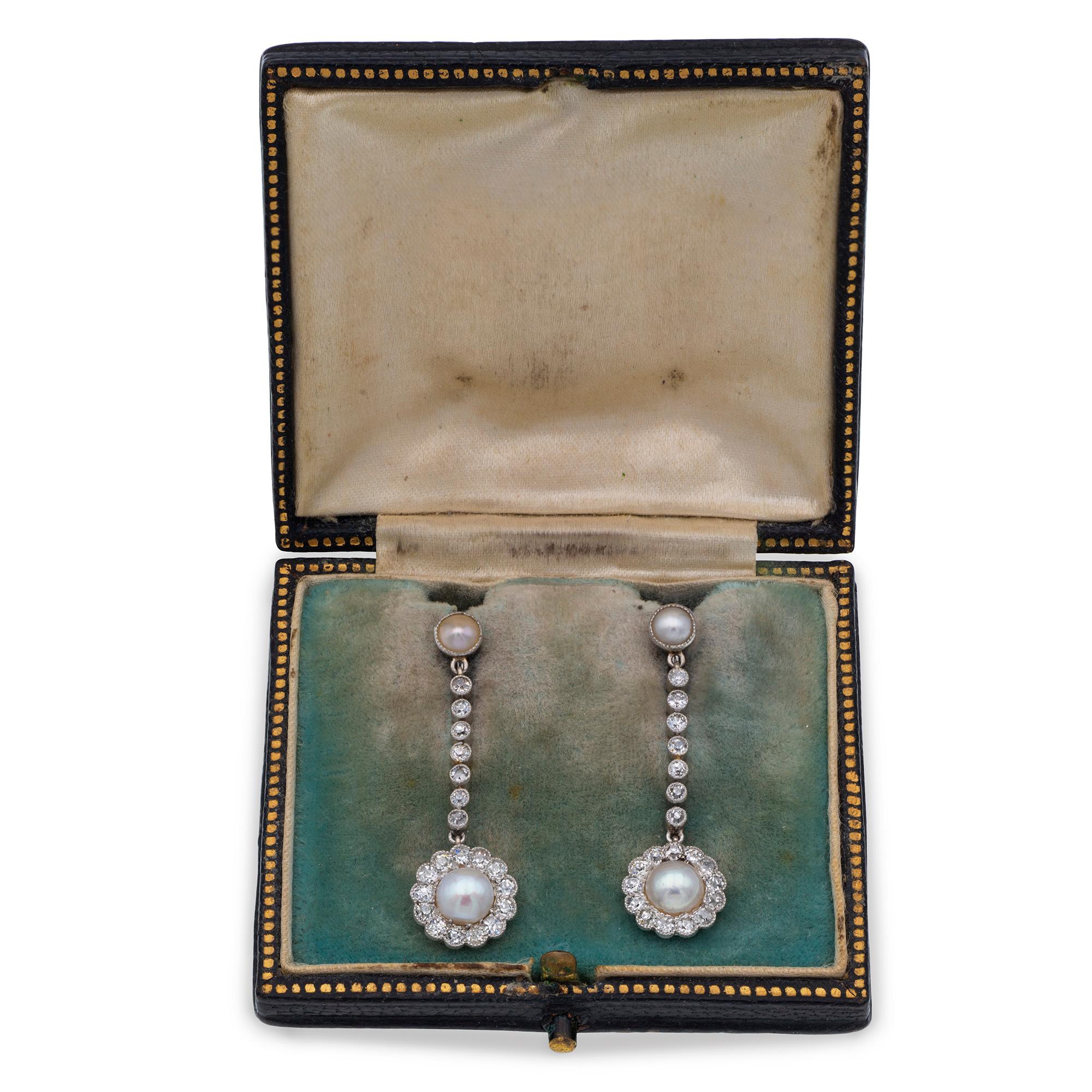 Paar edwardianische Tropfenohrringe aus Naturperlen und Diamanten im Zustand „Hervorragend“ im Angebot in London, GB