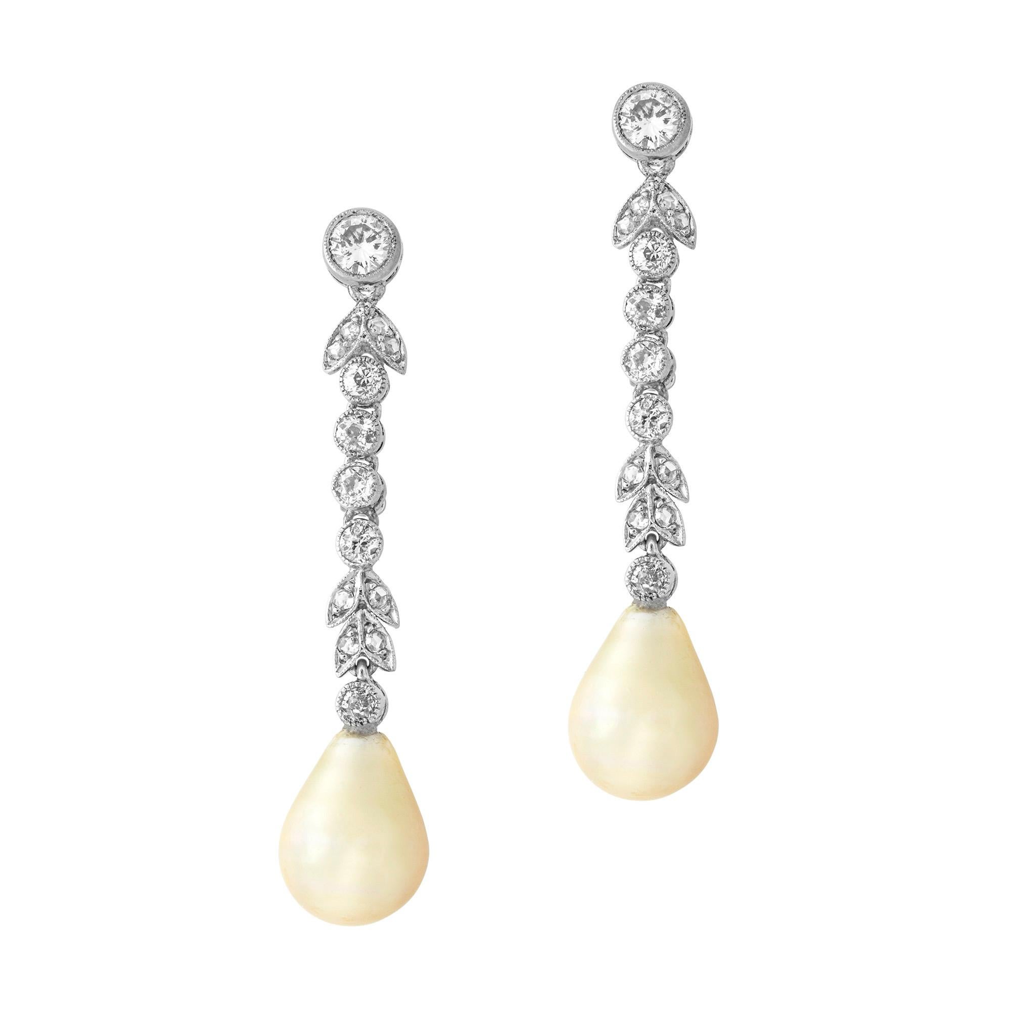 Ein Paar edwardianische Perlen- und Diamanttropfenohrringe (Alteuropäischer Schliff) im Angebot