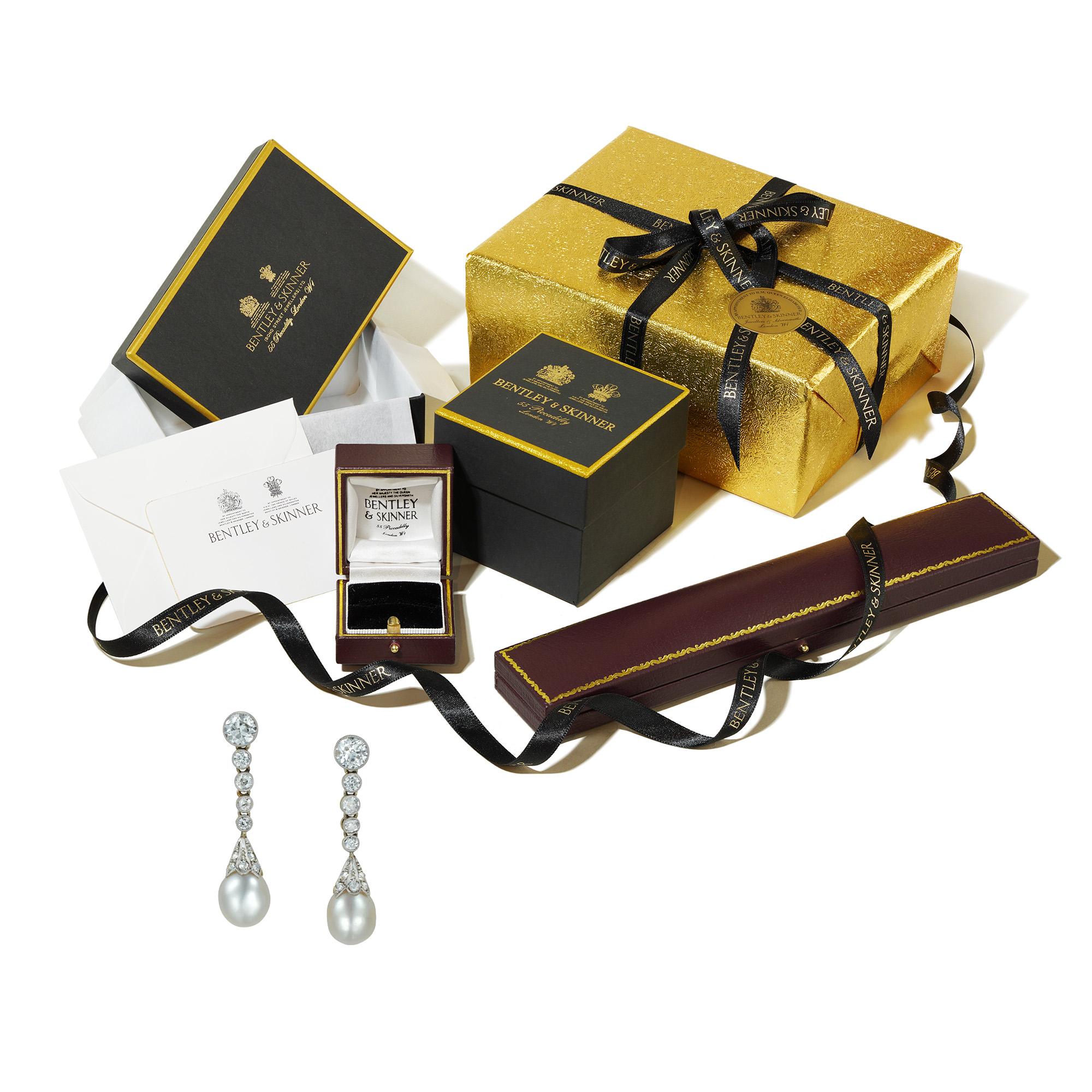 Ein Paar edwardianische Perlen- und Diamanttropfenohrringe (Brillantschliff) im Angebot