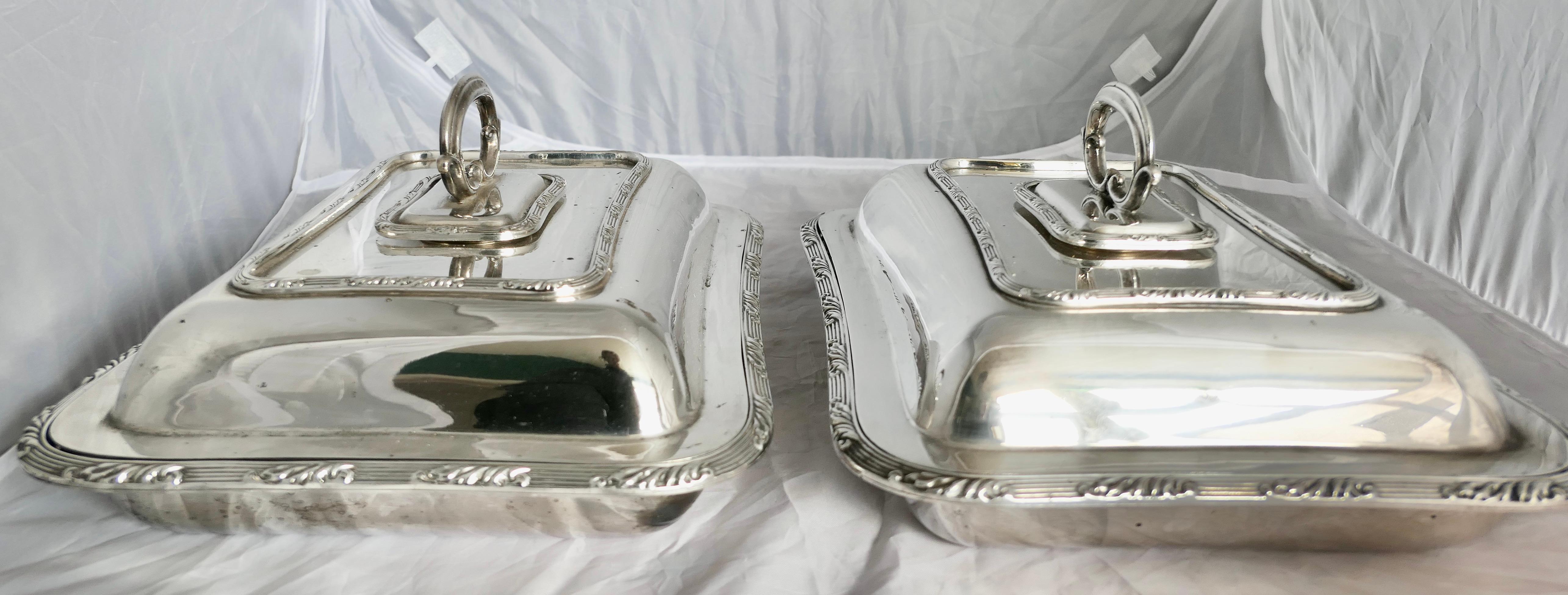 A Pair of Edwardian Silver Plated Entree Dishes by Hukin and Heath    In Good Condition For Sale In Chillerton, Isle of Wight