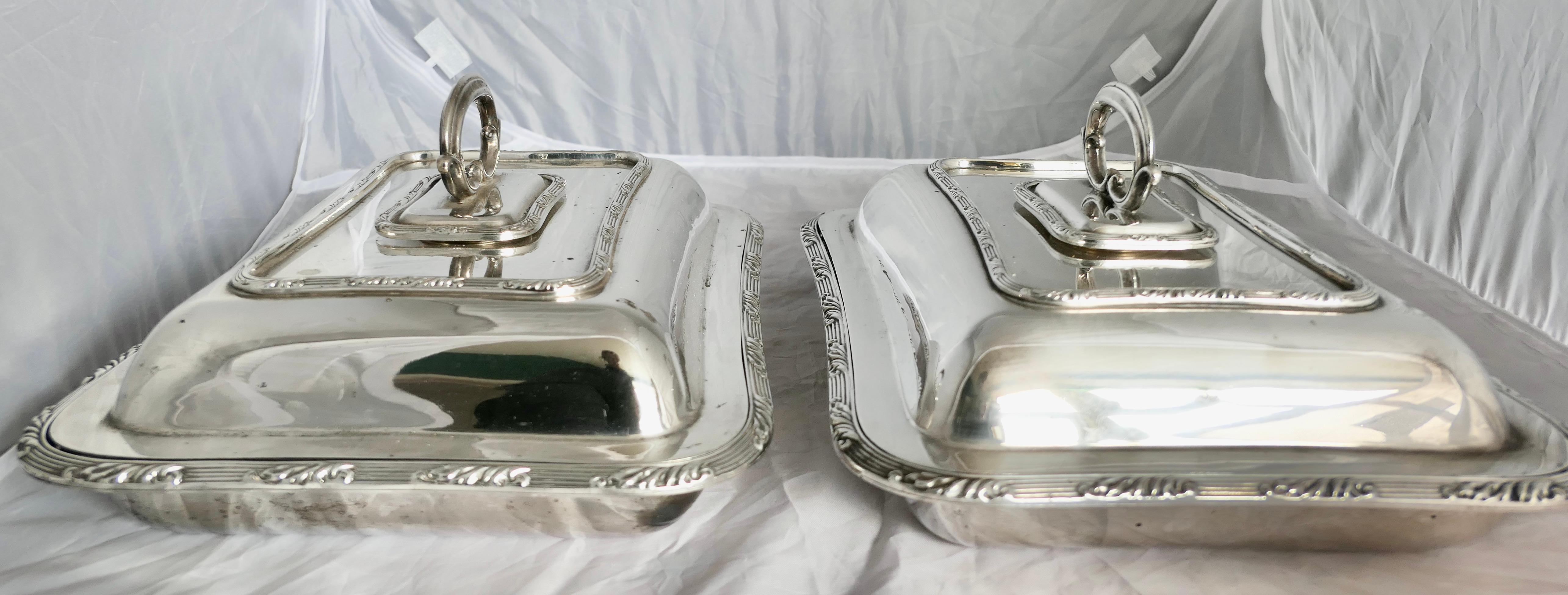 A Pair of Edwardian Silver Plated Entree Dishes by Hukin and Heath In Good Condition For Sale In Godshill, Isle of Wight