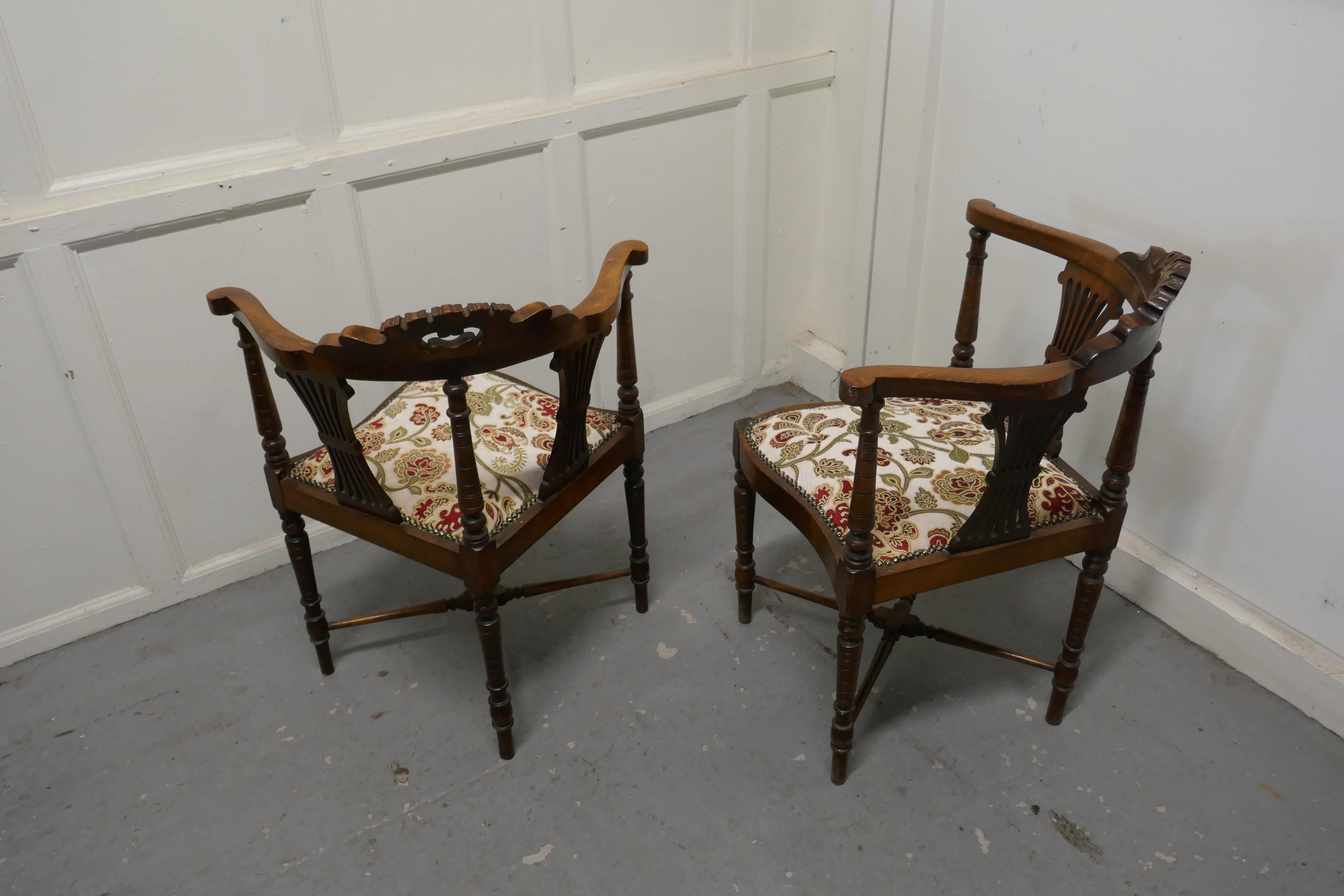 Pair of Edwardian Walnut Corner Arm Chairs In Good Condition For Sale In Chillerton, Isle of Wight