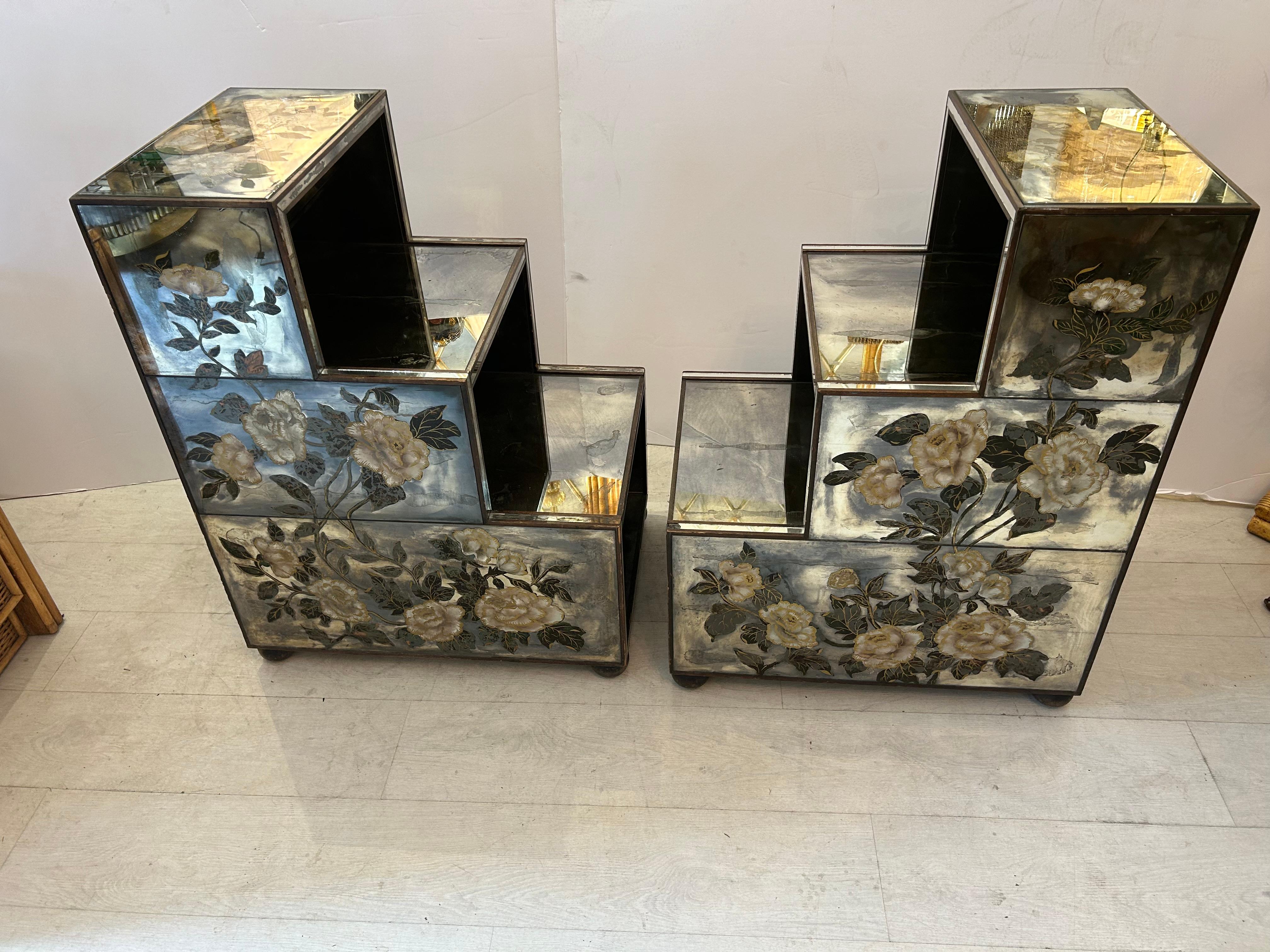 Un par de eglomise  mesas con intrincados diseños florales en venta 4