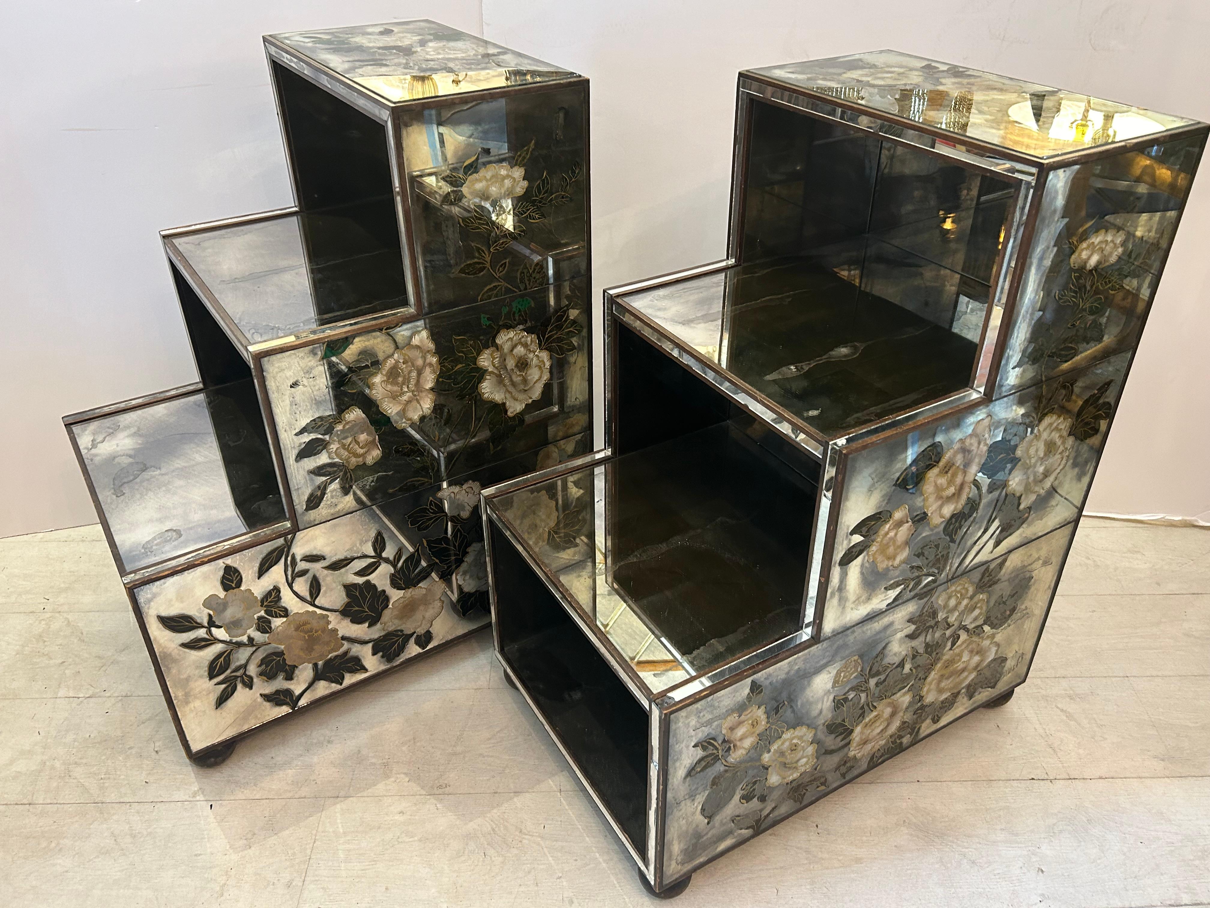 Un par de eglomise  mesas con intrincados diseños florales en venta 5