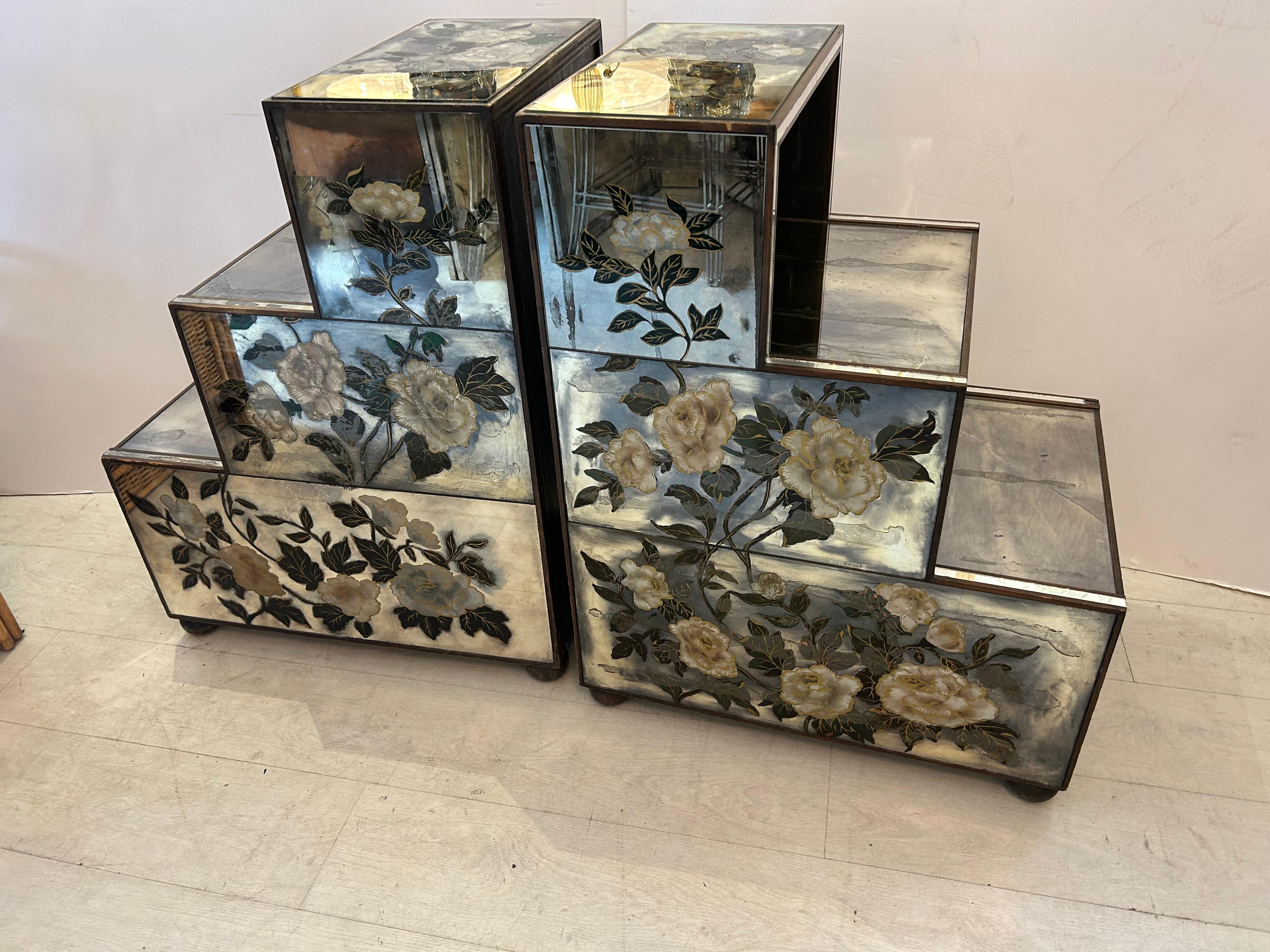 Un par de eglomise  mesas con intrincados diseños florales en venta 10