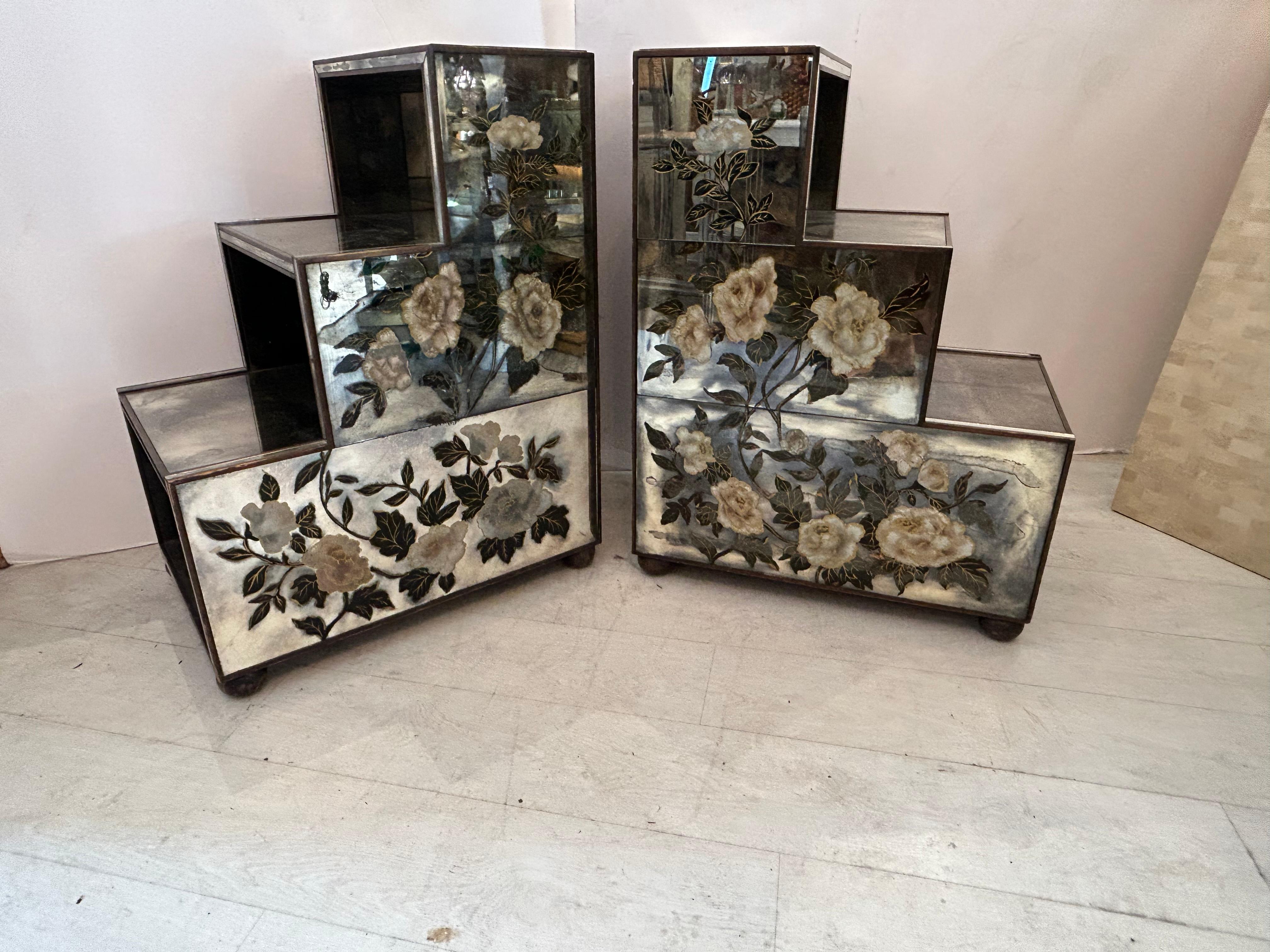 Un par de eglomise  mesas con intrincados diseños florales en venta 12