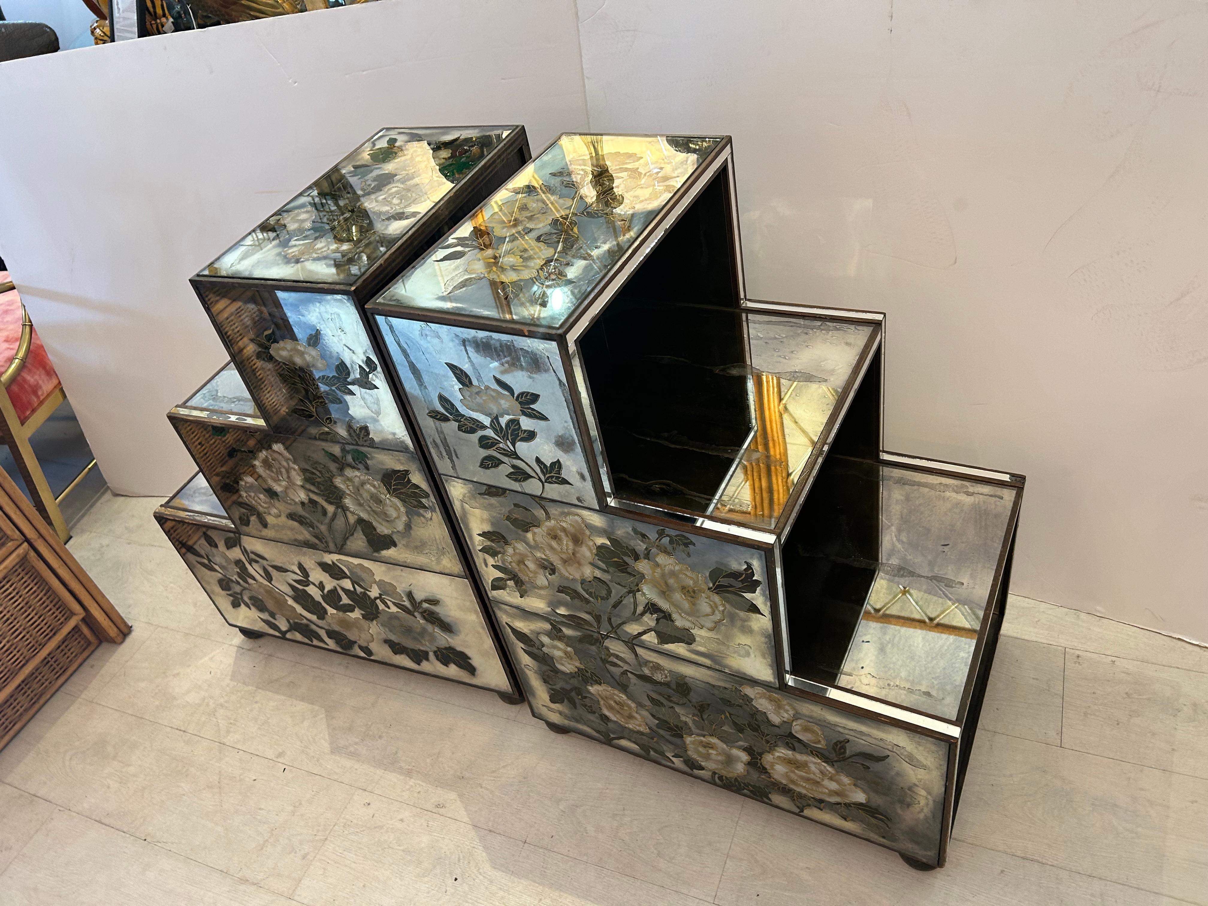Un par de eglomise  mesas con intrincados diseños florales en venta 13
