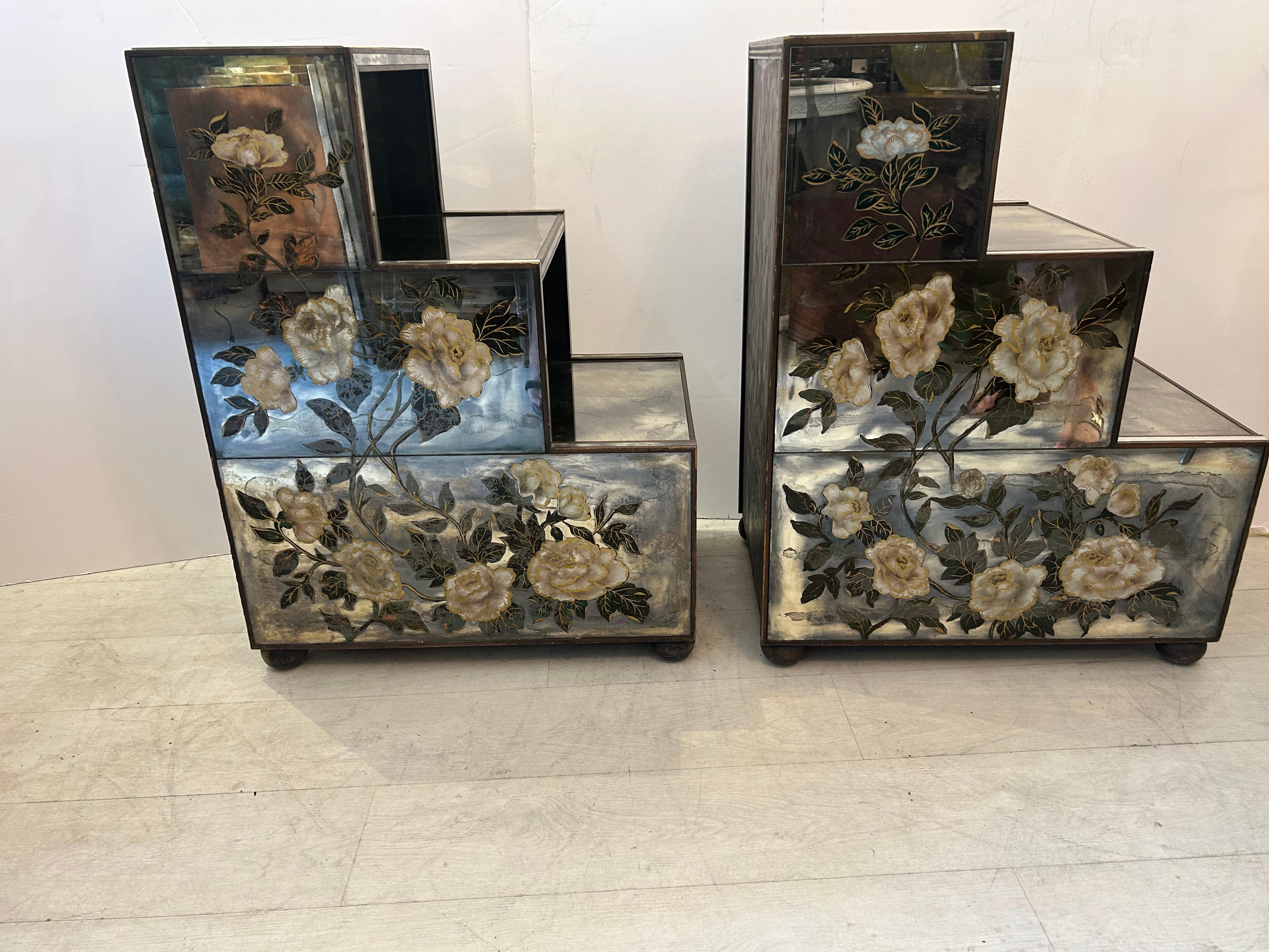 Un par de eglomise  mesas con intrincados diseños florales siglo XX en venta