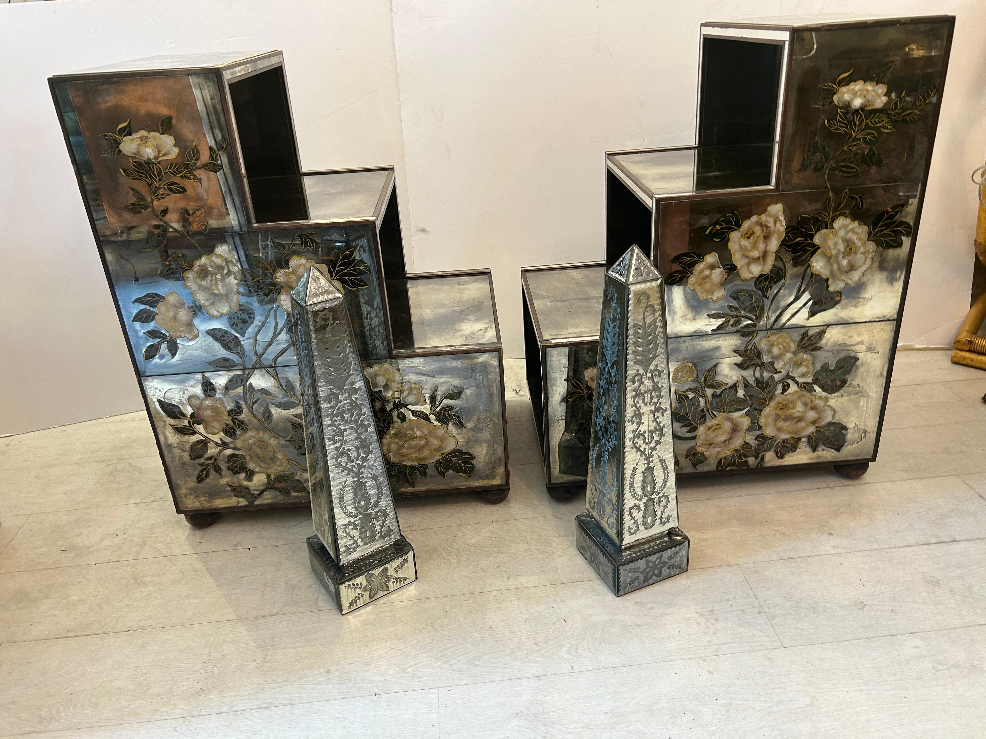 Un par de eglomise  mesas con intrincados diseños florales en venta 3